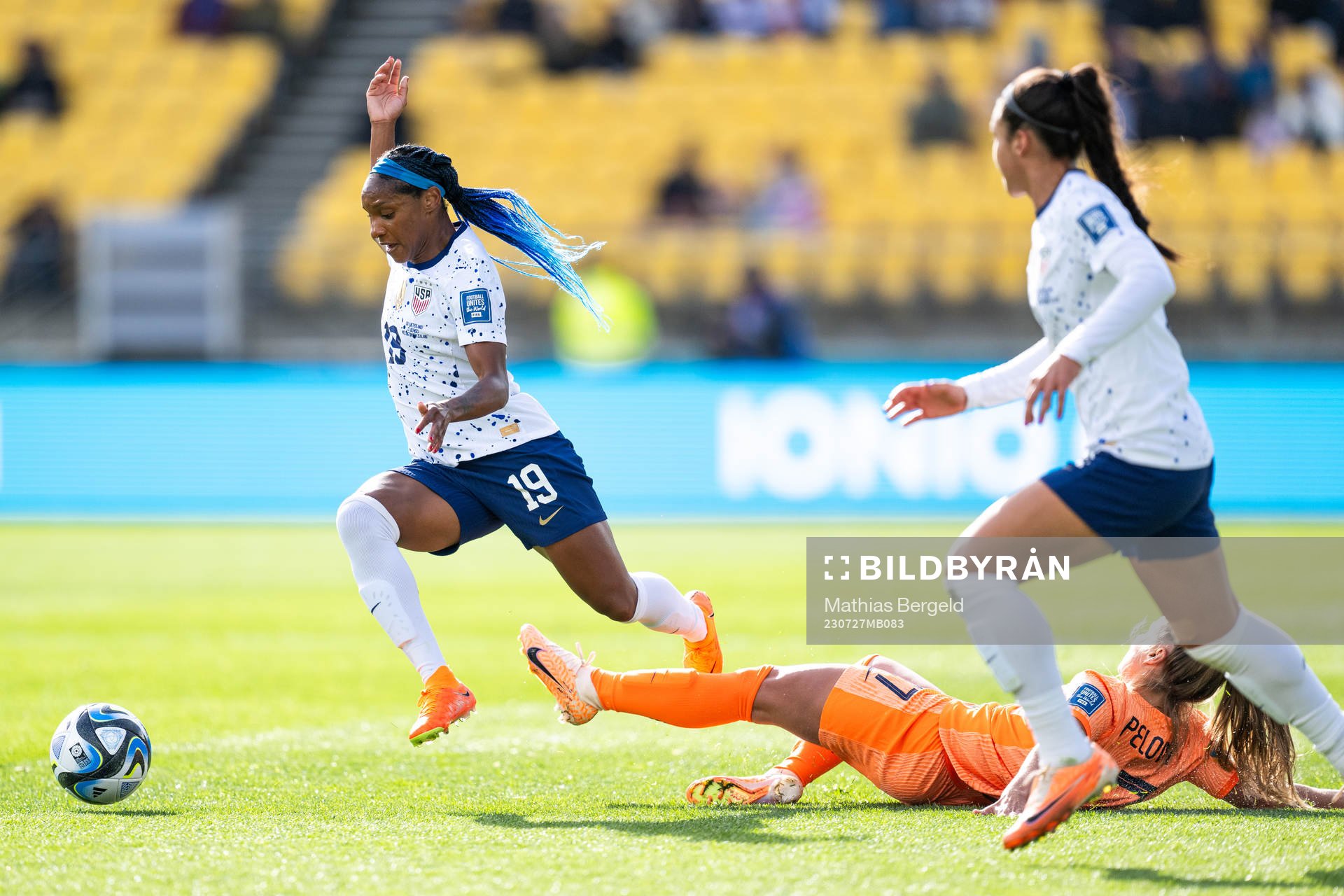 Crystal Dunn of USA and Victoria Pelova of Netherlands