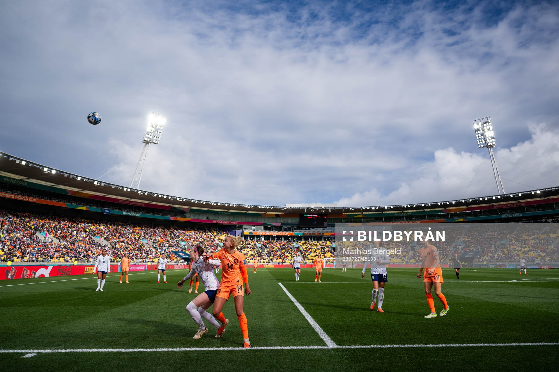 Rose Lavelle of USA and Jackie Groenen of Netherlands