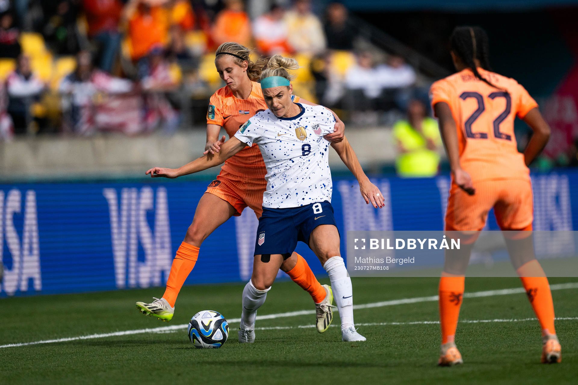 Katja Snoeijs of Netherlands and Julie Ertz of USA