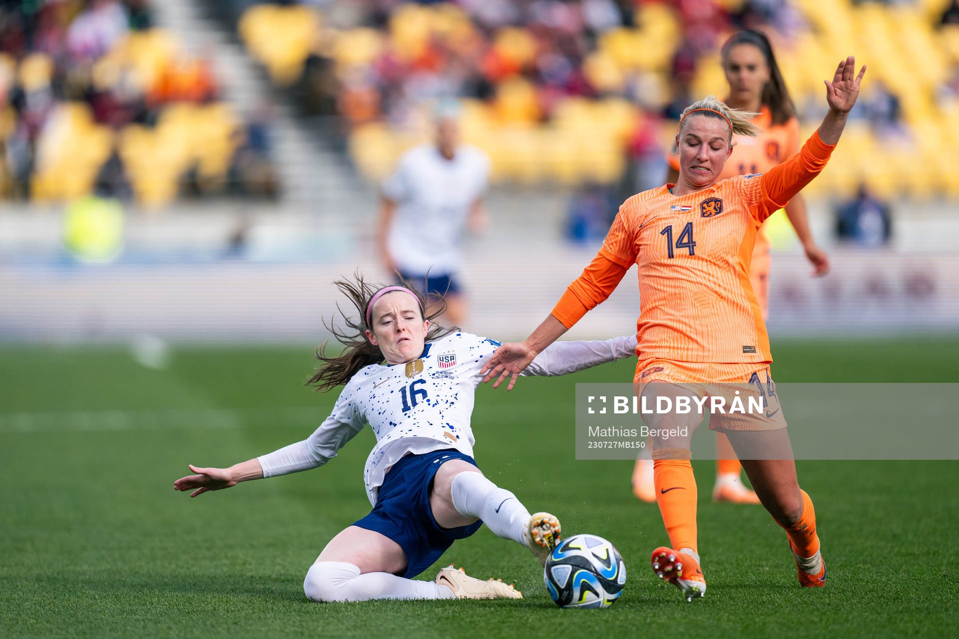 Rose Lavelle of USA and Jackie Groenen of Netherlands