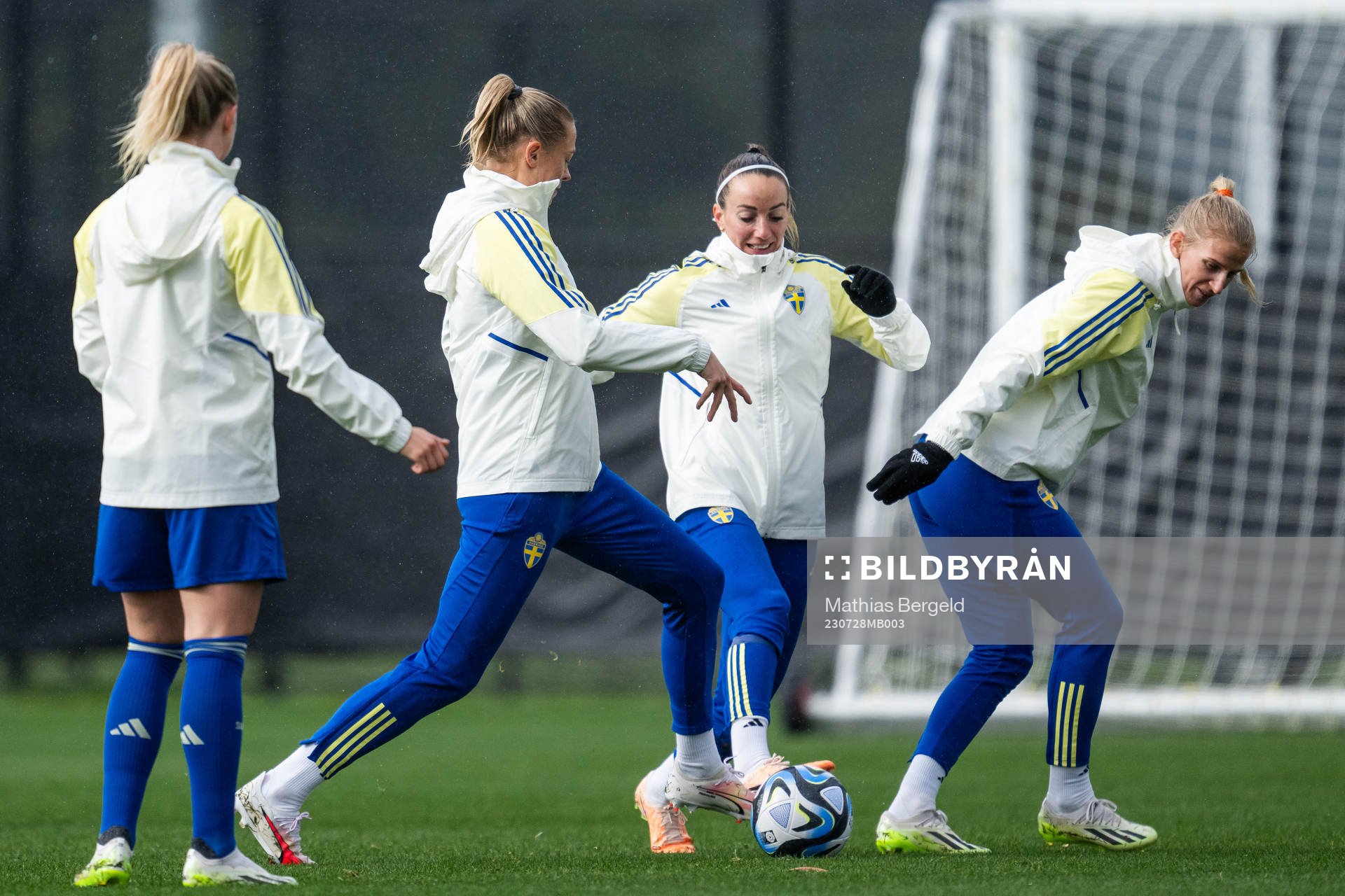 Fridolina Rolfö, Kosovare Asllani and Sofia Jakobsson of