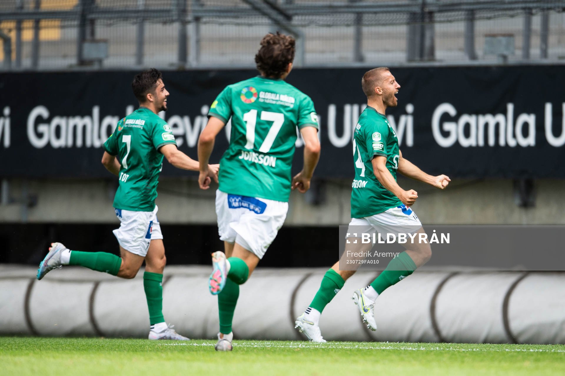 Brages Jacob Stensson jublar med lagkamrater