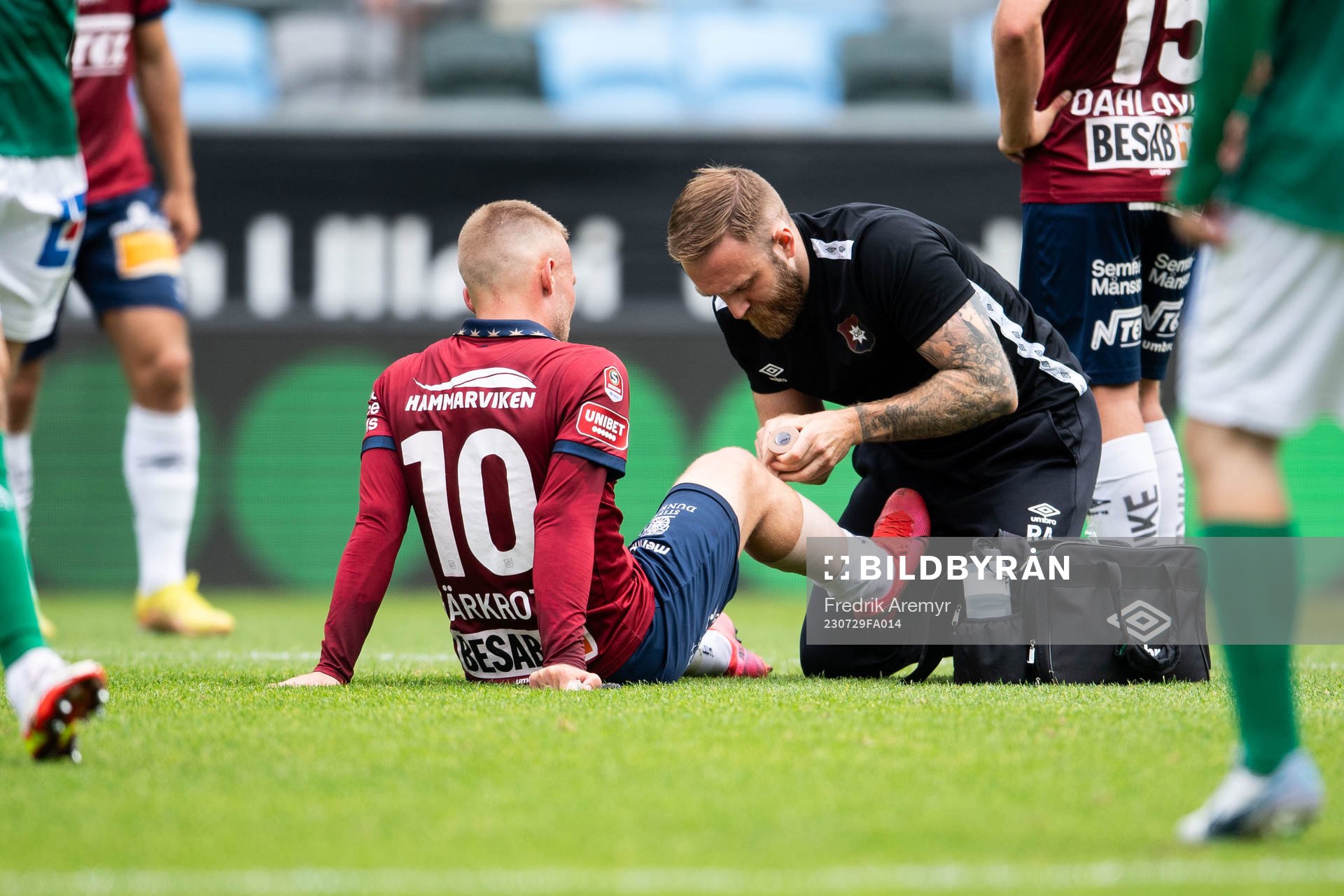 Örgrytes Nicklas Bärkroth har ont och får vård
