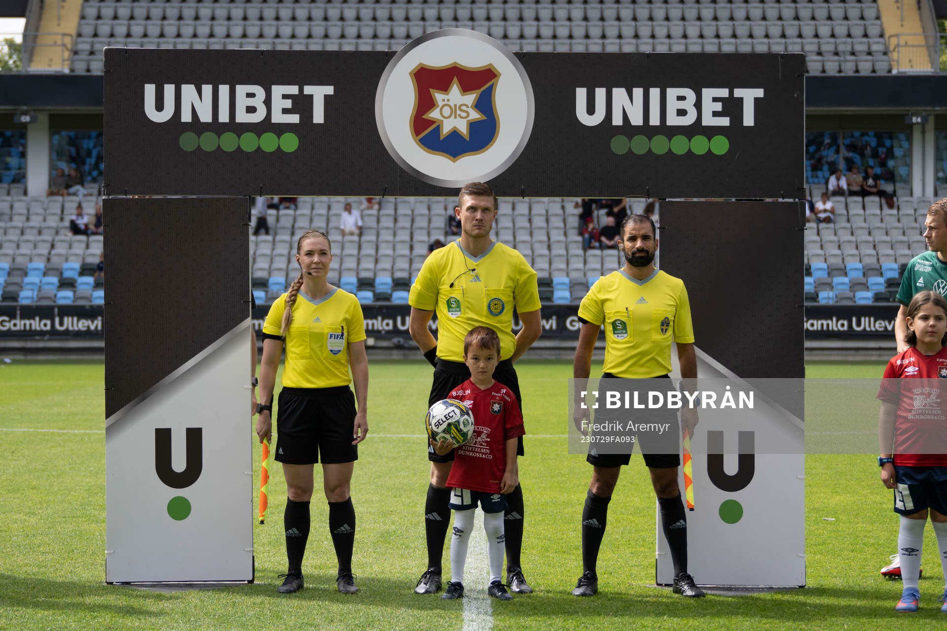 assisterande domare Camilla Stendahl, Domare Erik Mattsson och assisterande domare Danha Bachiri under fotbollsmatchen i Superettan mellan Örgryte och Brage den 29 juli 2023 i Göteborg.