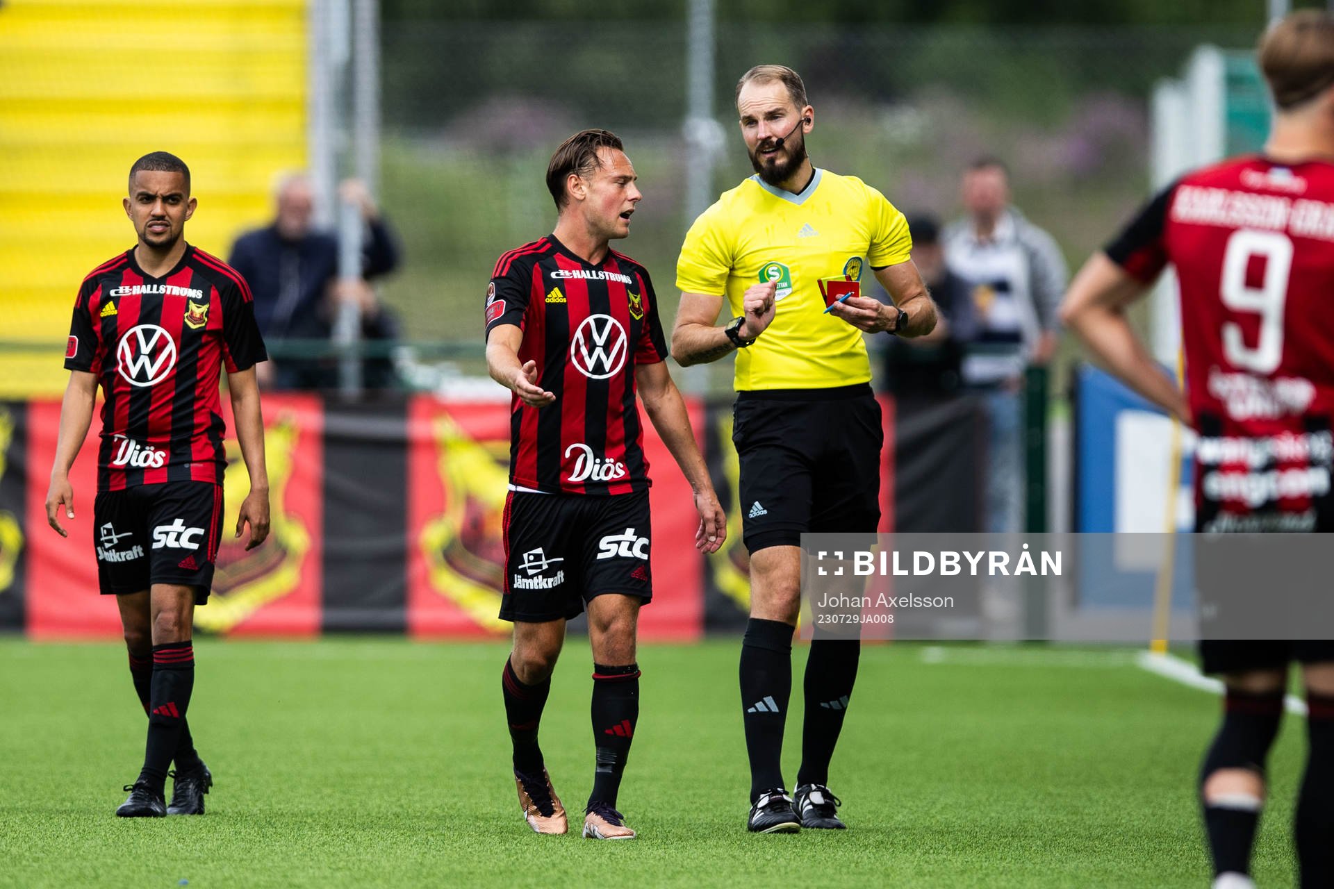 Östersunds Cesar Weilid tilldelas rött kort av Domare