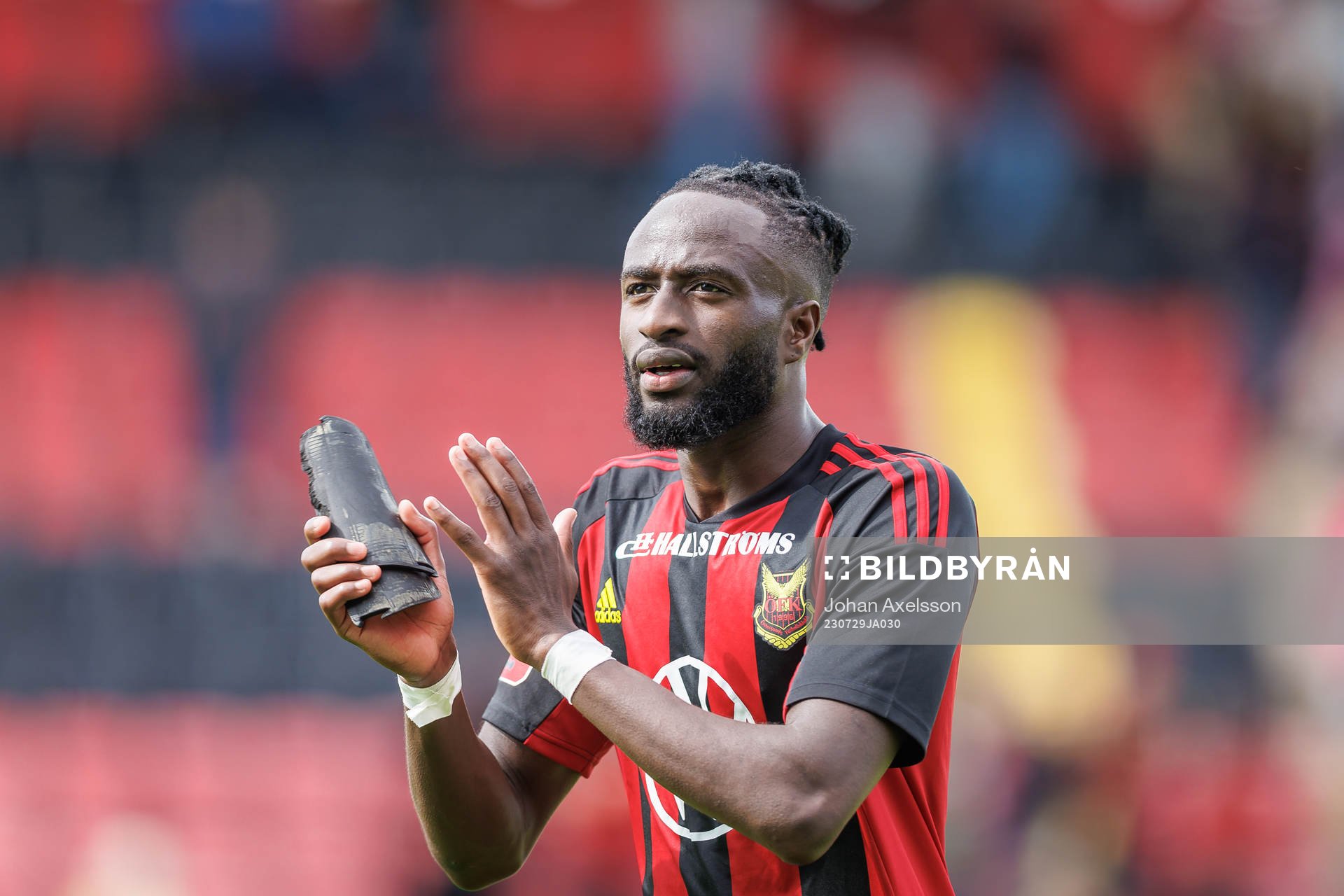 Östersunds Mansour Sinyan tackar publiken
