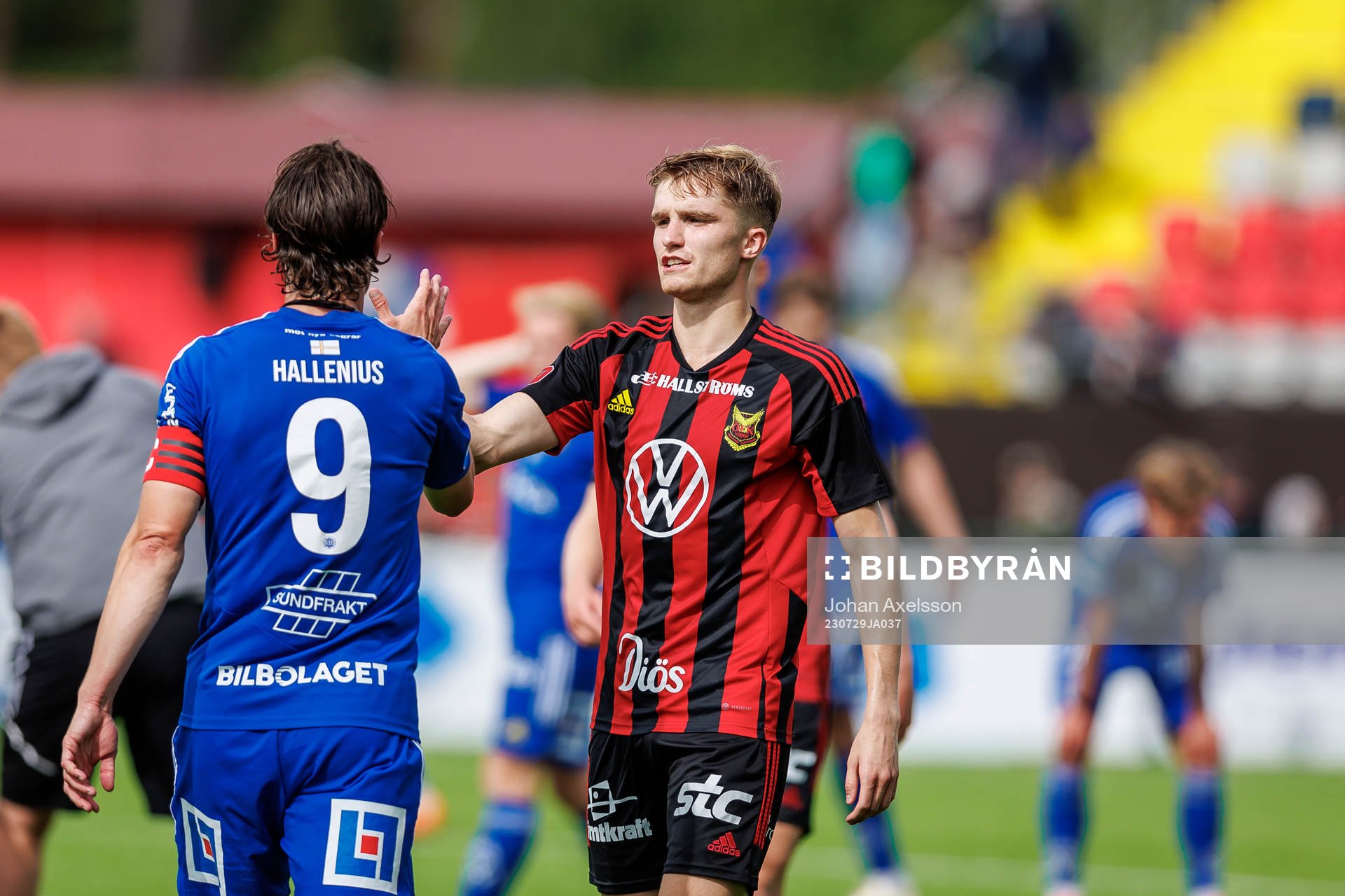 Östersunds Jakob Hedenquist  tackar GIF Sundsvalls Linus