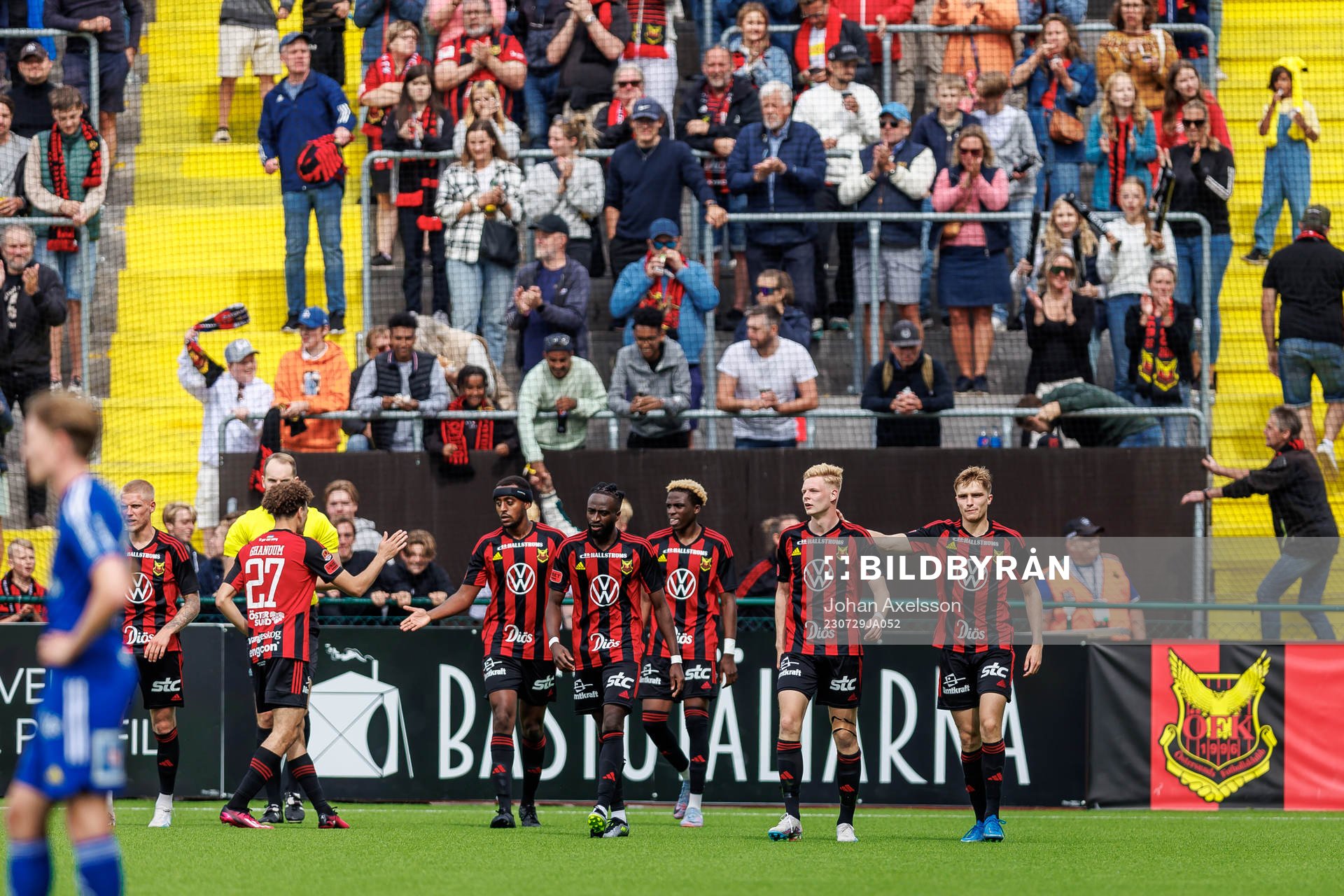 Östersunds Malcolm Stolt  jublar med lagkamrater