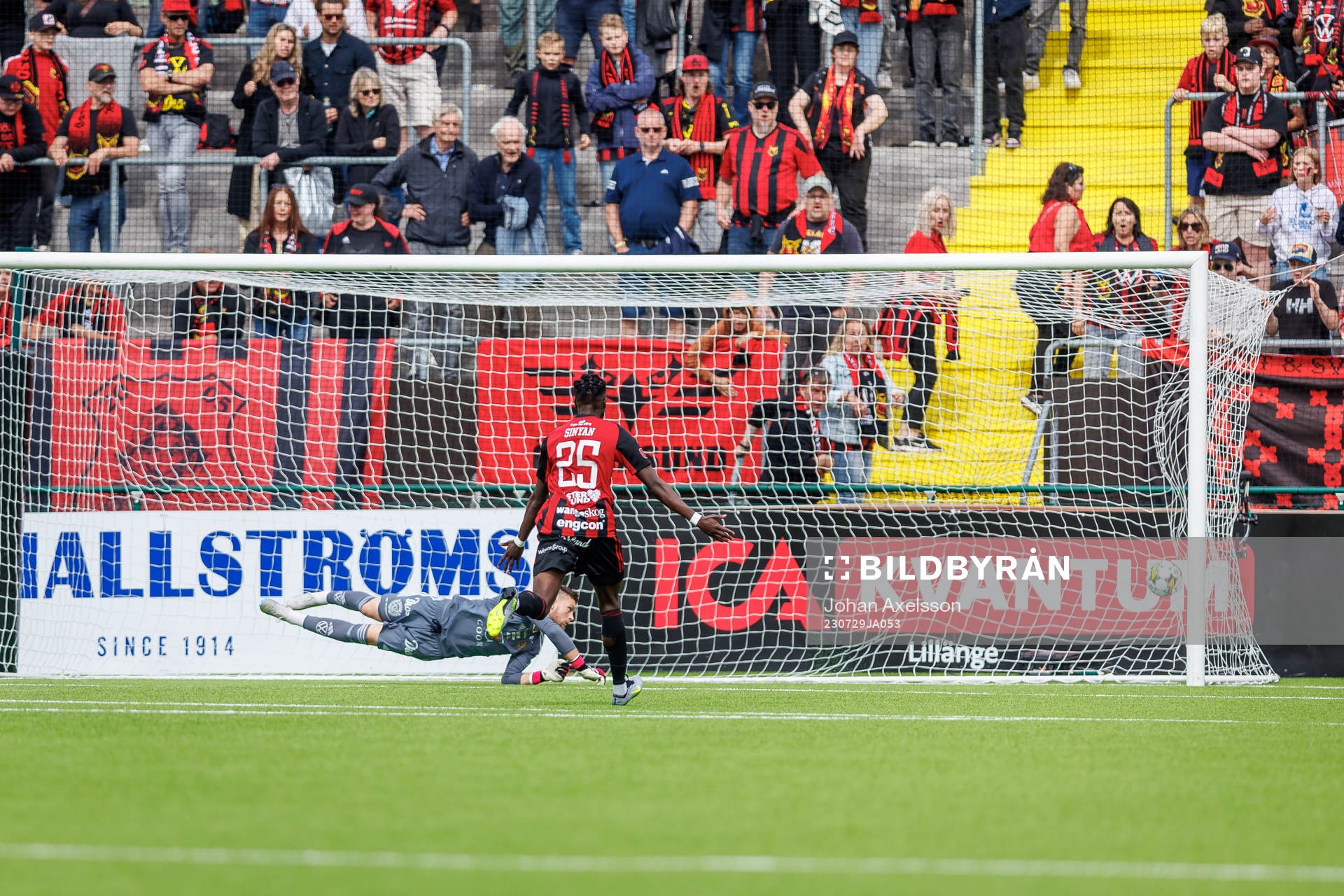 Östersunds Malcolm Stolt  (ej i bild) gör 1-1 bakom GIF