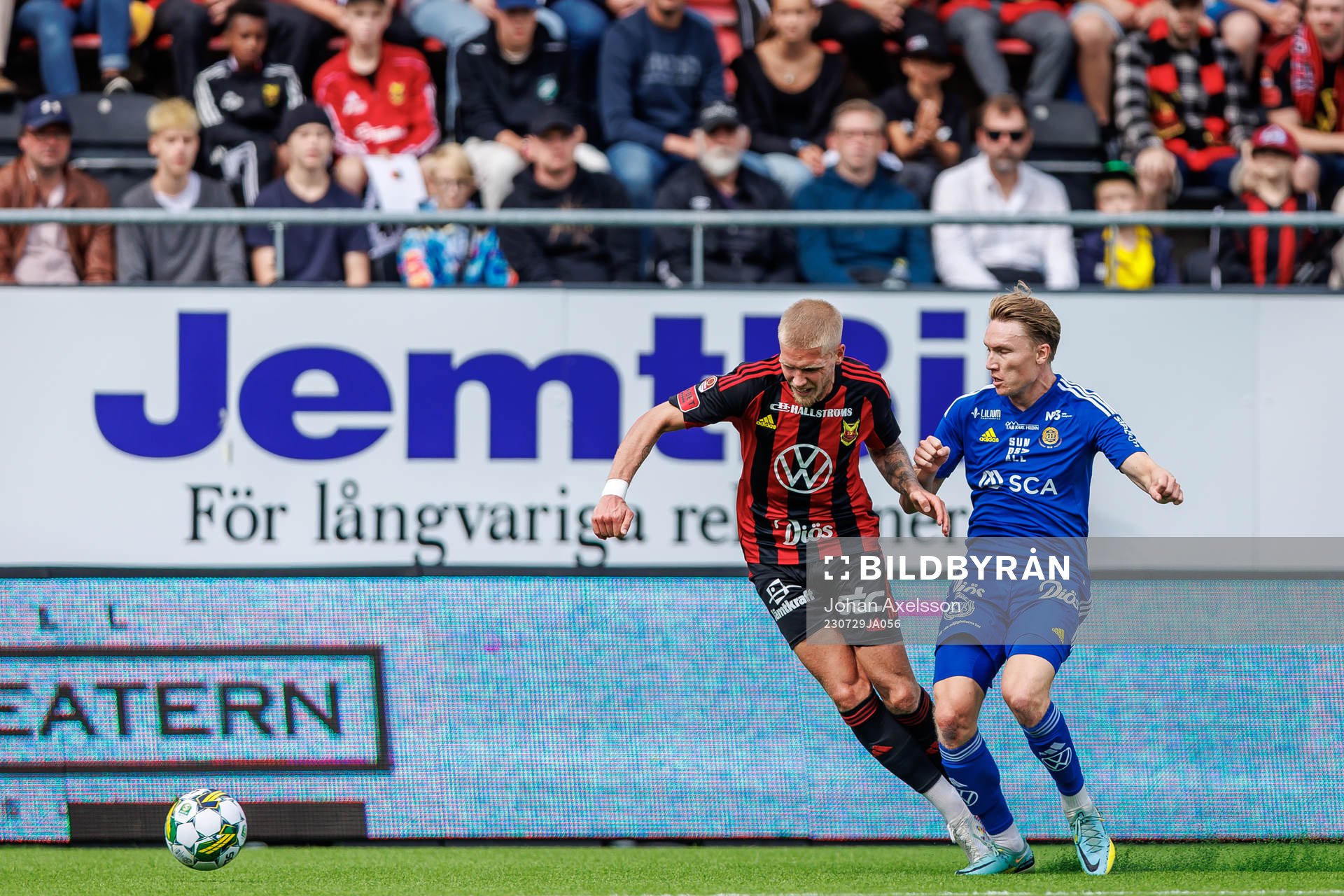 Östersunds Andre Österholm i kamp med GIF Sundsvalls Rasmus Lindkvist under fotbollsmatchen i Superettan mellan Östersund och GIF Sundsvall den 29 juli 2023 i Östersund.