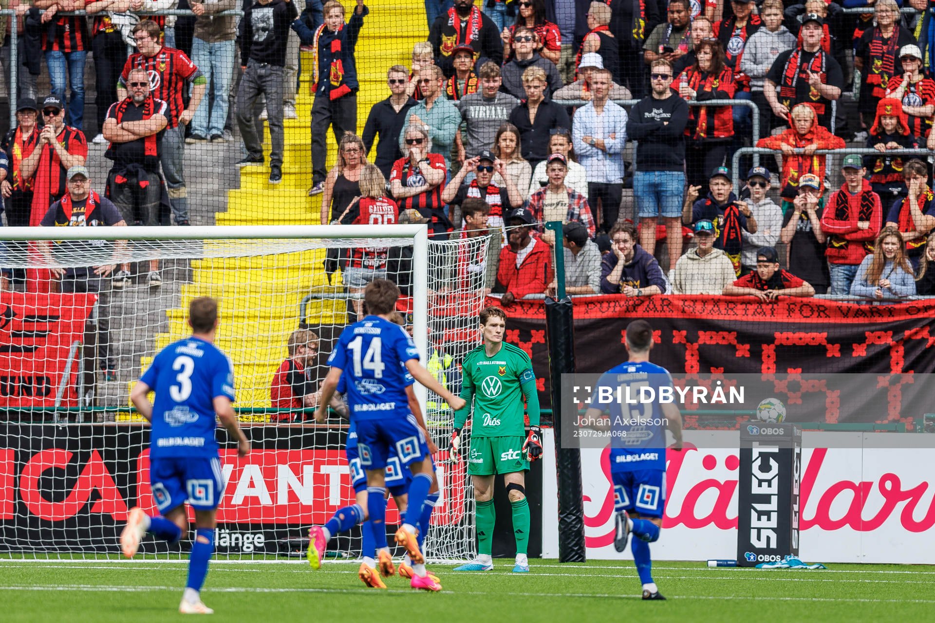 Östersunds målvakt Andrew Robert Mills  deppar