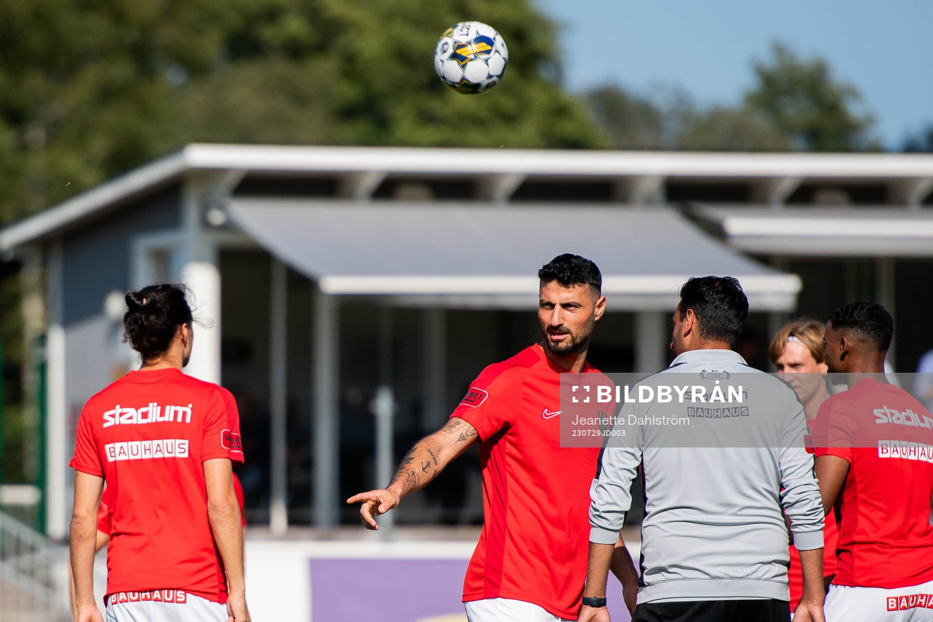 Brommapojkarnas Liiban Abdirahman Abadid diskuterar med