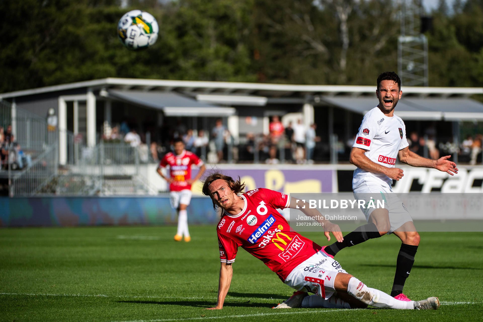 Degerfors Gustav Granath och Brommapojkarnas Marijan Cosic