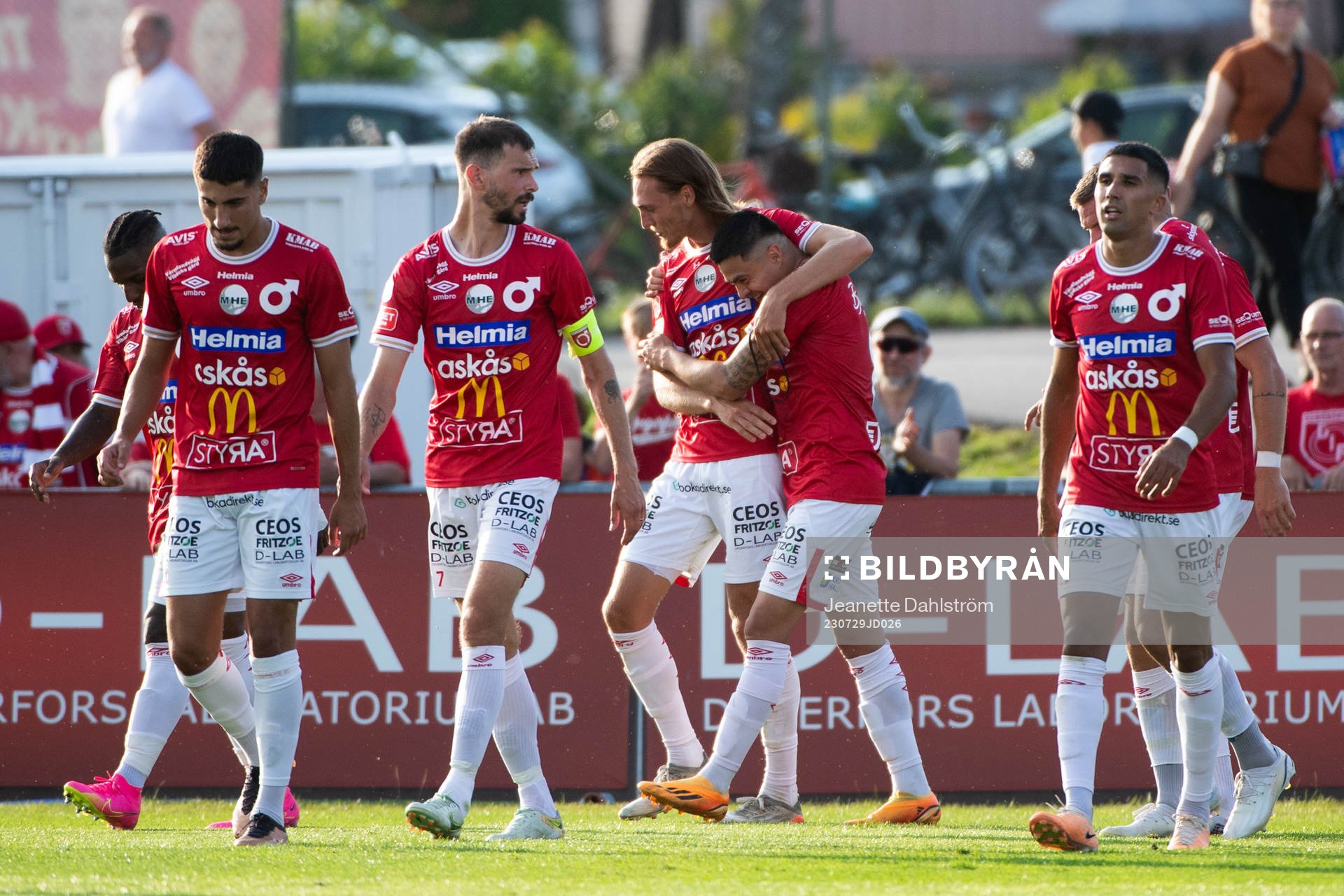 Degerfors Gustav Granath jublar med lagkamrater