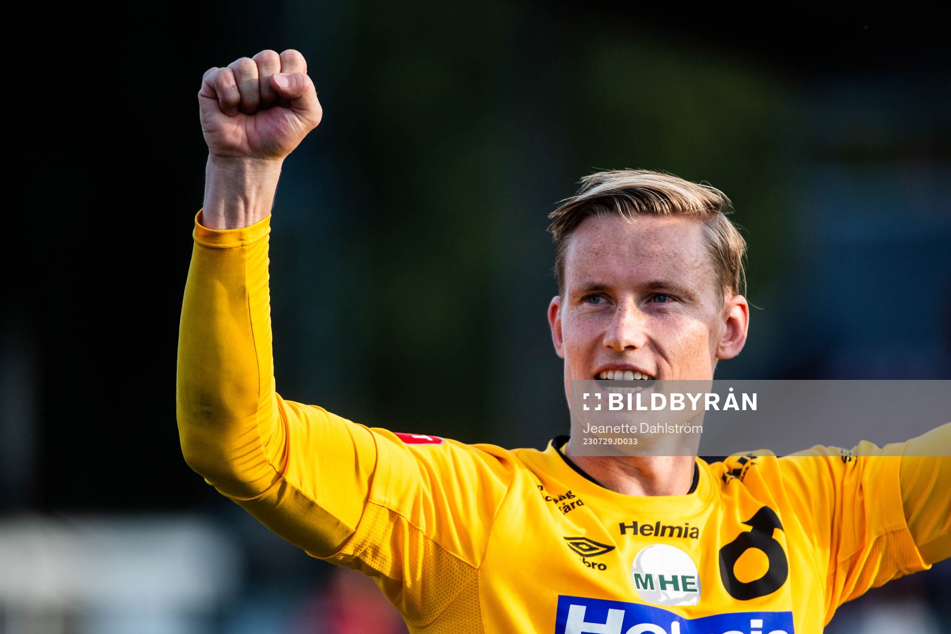 Degerfors målvakt Sondre Lovseth Rossbach jublar