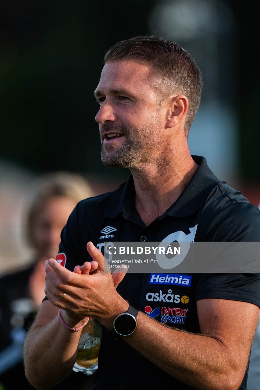 Degerfors tränare Tobias Solberg jublar