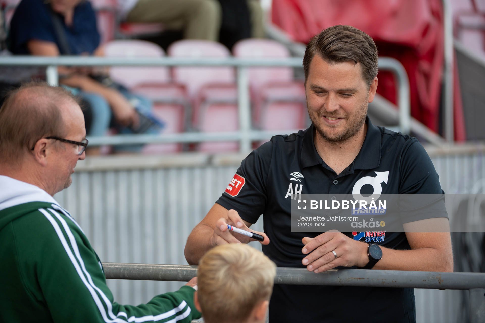 Degerfors tränare Andreas Holmberg pratar med Degerfors