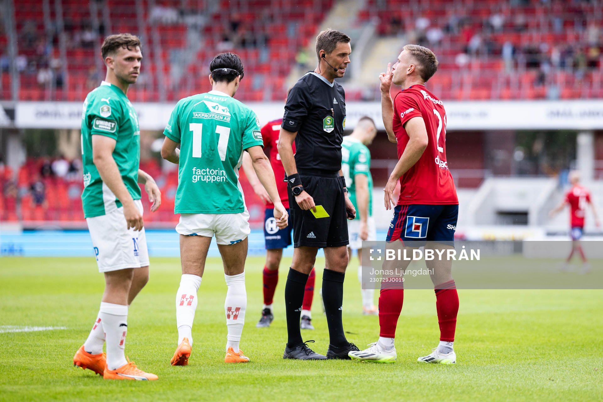 Östers Runar Thor Sigurgeirsson i diskussion med Domare