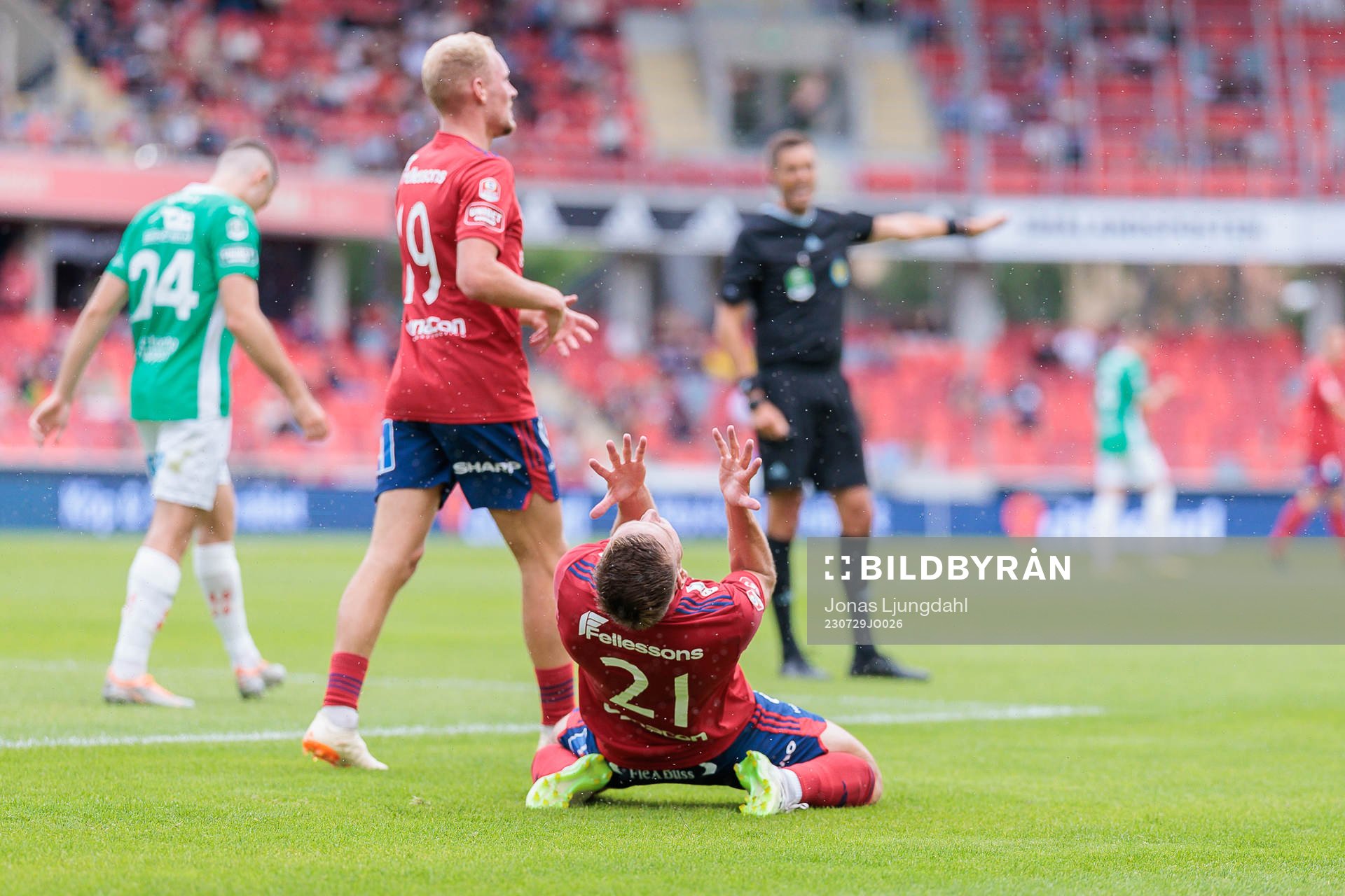 Östers Runar Thor Sigurgeirsson reagerar på ett domslut