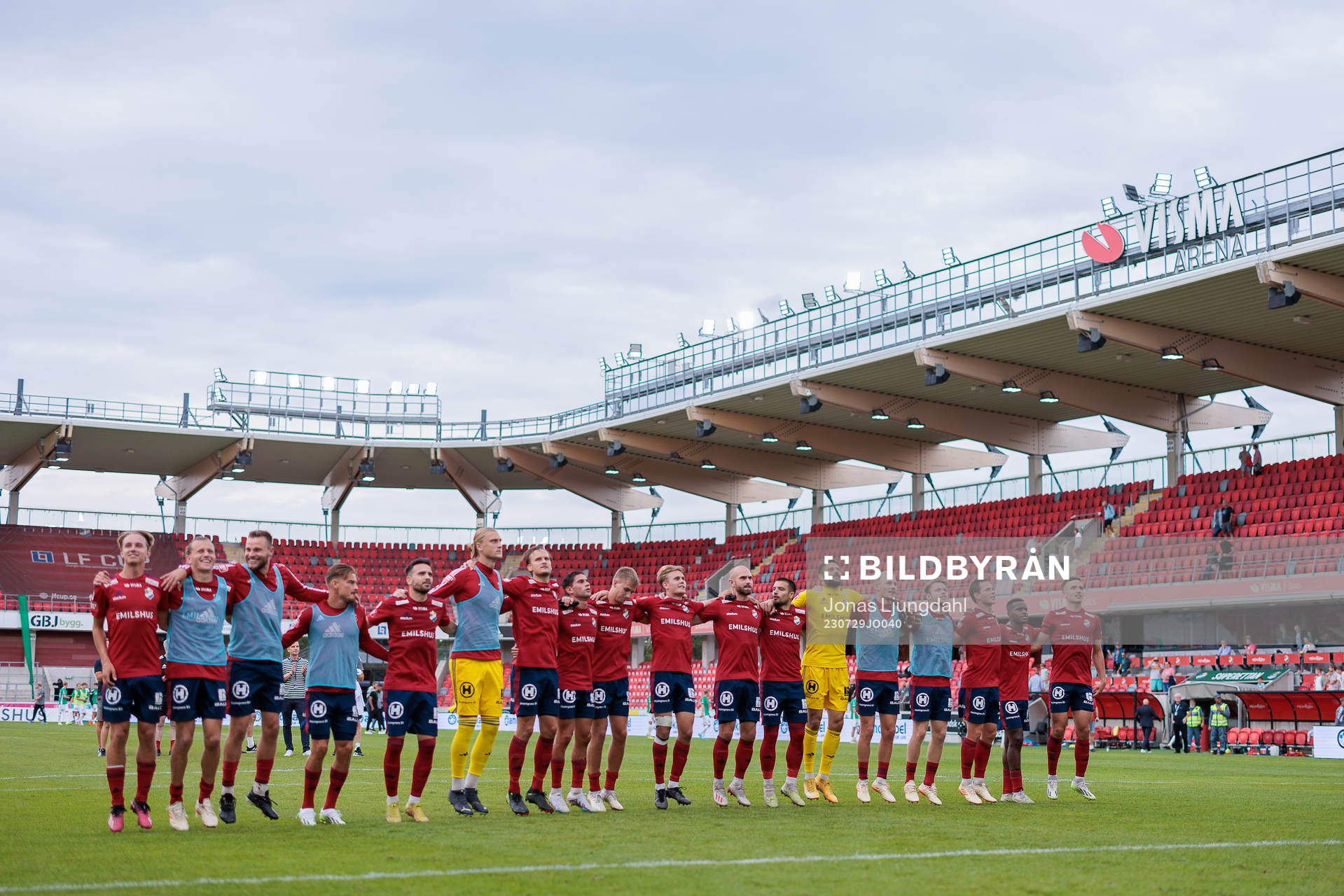 Östers spelare jublar framför fansen