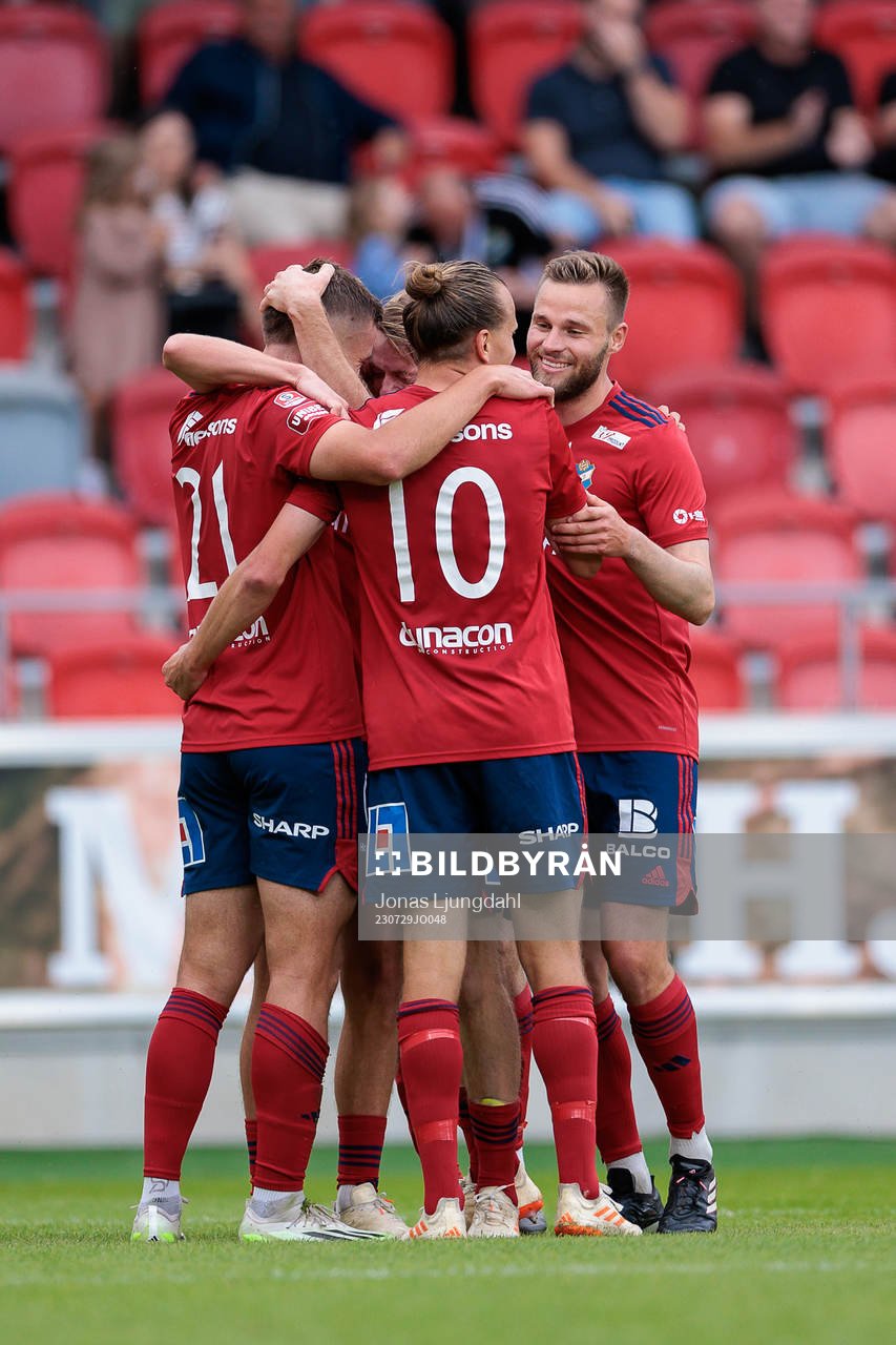 Östers spelare jublar