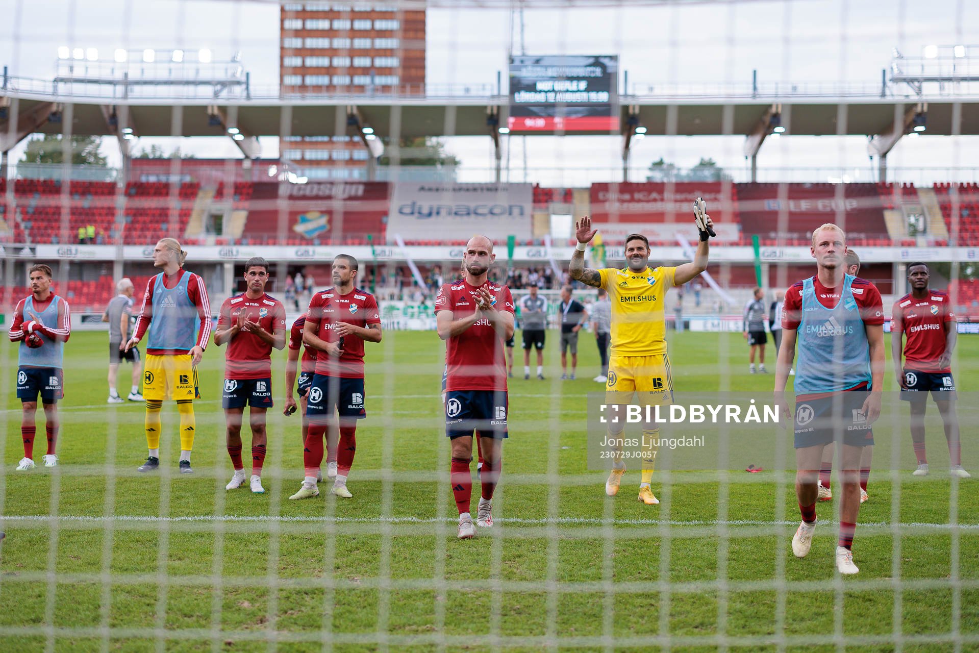Östers spelare jublar efter fotbollsmatchen i Superettan mellan Öster och Jönköpings Södra den 29 juli 2023 i Växjö. 