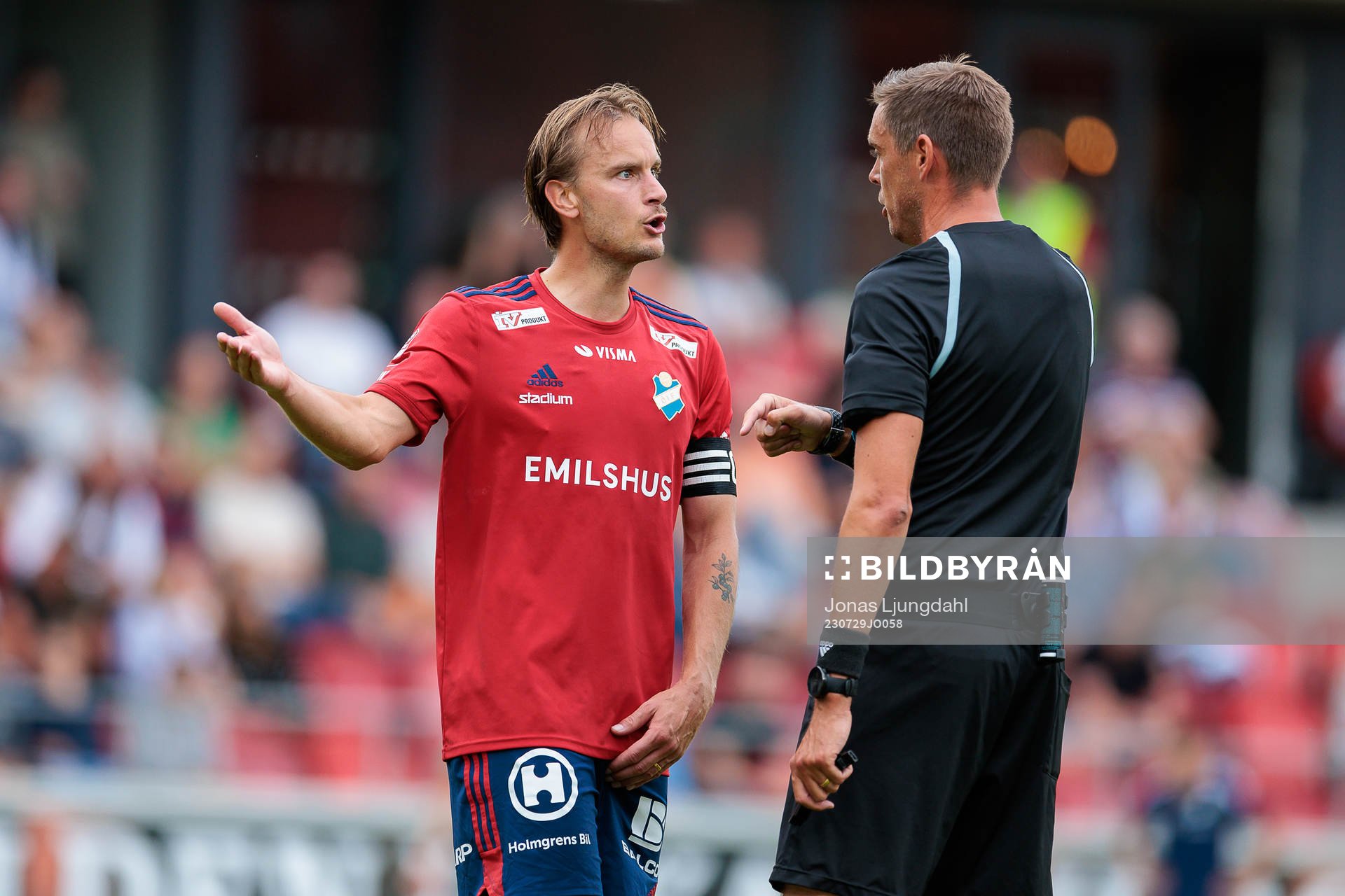 Östers Månz Berg pratar med Domare Magnus Lindgren under fotbollsmatchen i Superettan mellan Öster och Jönköpings Södra den 29 juli 2023 i Växjö.