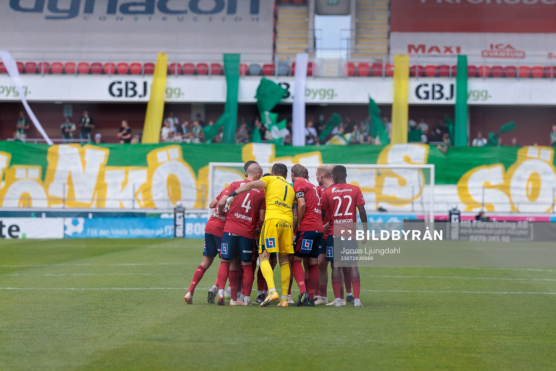 Östers spelare innan avspark under fotbollsmatchen i Superettan mellan Öster och Jönköpings Södra den 29 juli 2023 i Växjö. 