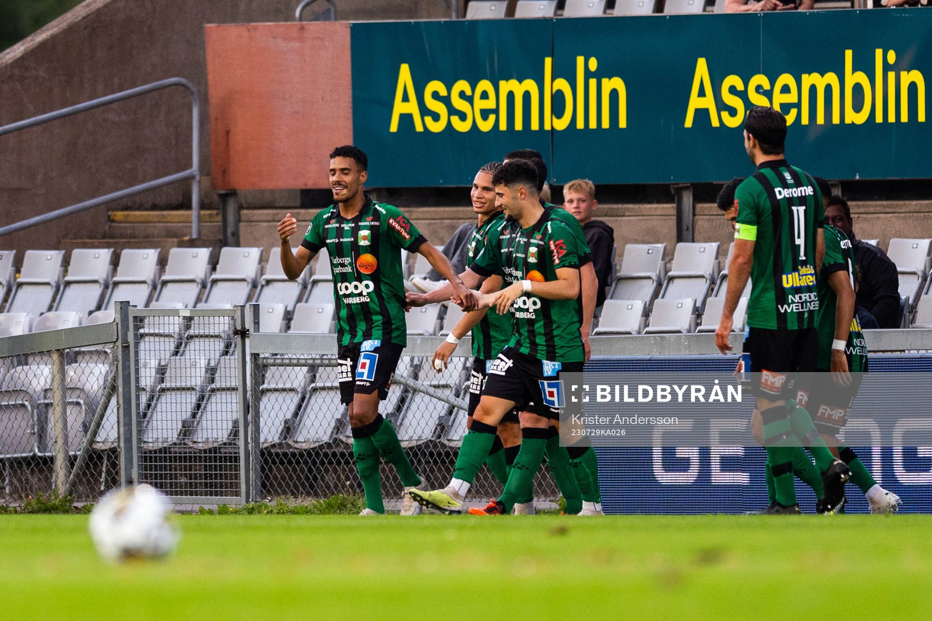 Varbergs Eliton Pardinho Toreta Junior jublar med lagkamrater efter 0-3 under fotbollsmatchen i Allsvenskan mellan Halmstad och Varberg den 29 juli 2023 i Halmstad.