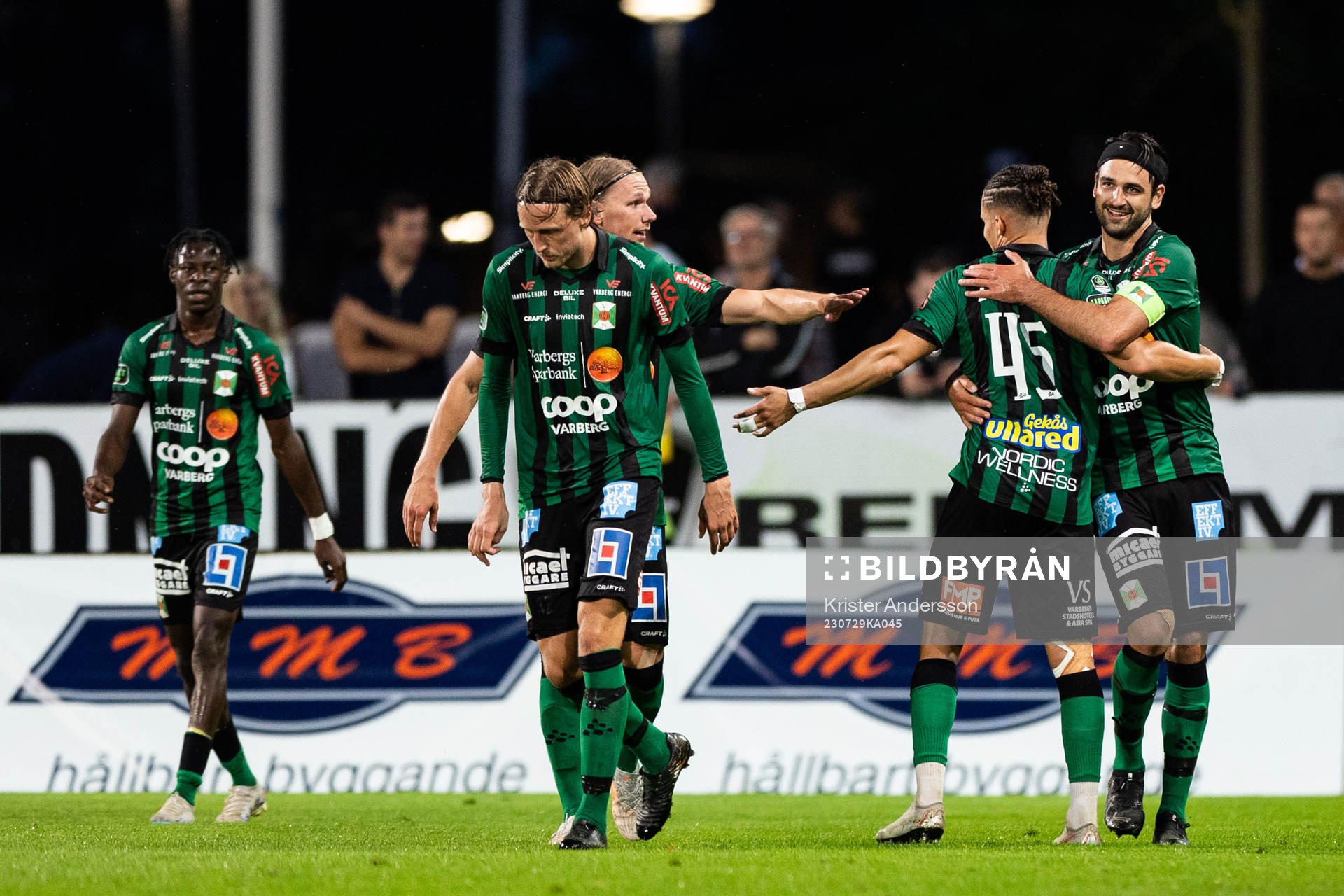 Varbergs Oliver Stanisic jublar med lagkamrater