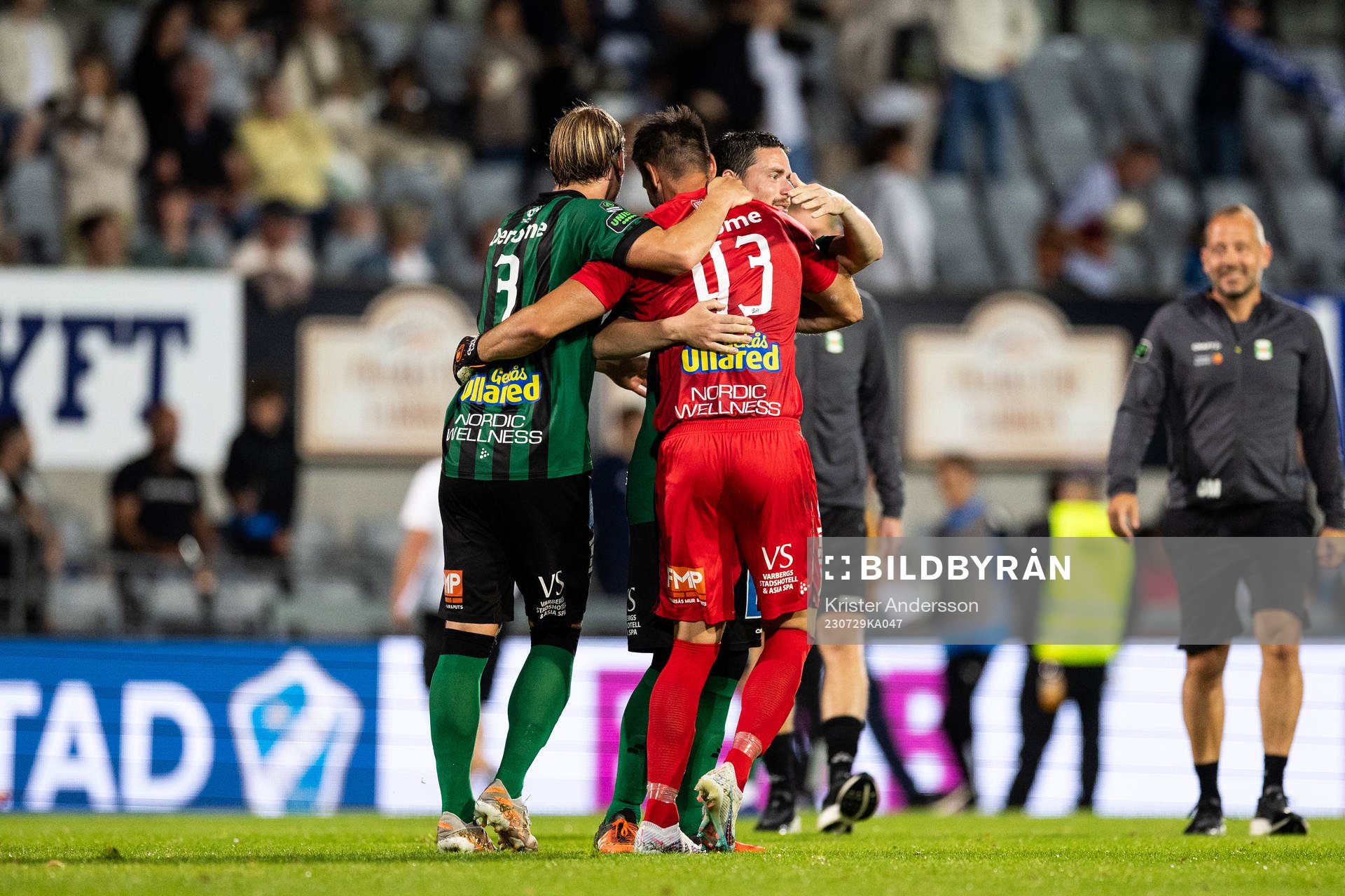 Varbergs målvakt Stojan Lukic jublar med lagkamrater efter fotbollsmatchen i Allsvenskan mellan Halmstad och Varberg den 29 juli 2023 i Halmstad.