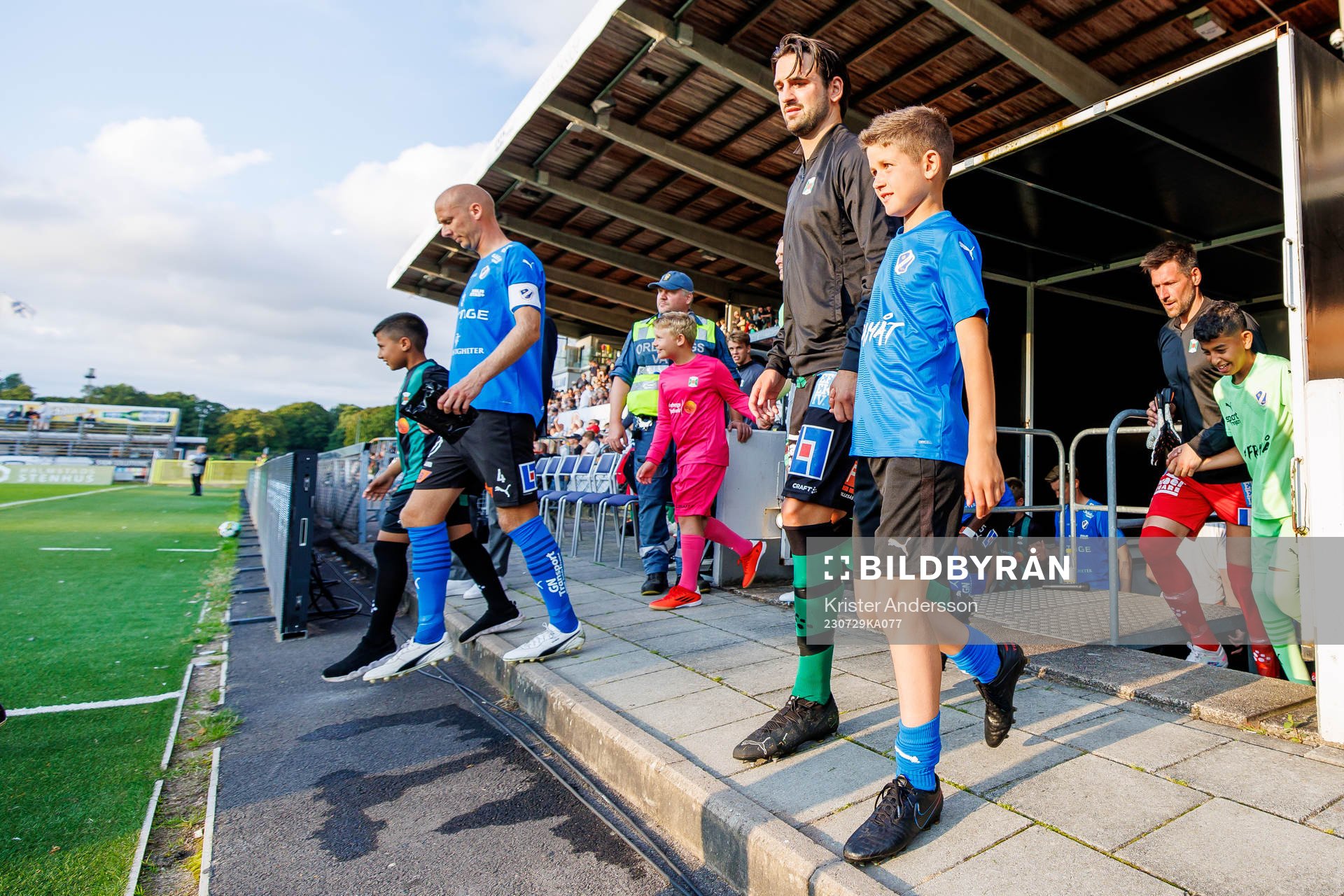 Spelarna på väg in på planen inför fotbollsmatchen i Allsvenskan mellan Halmstad och Varberg den 29 juli 2023 i Halmstad. 