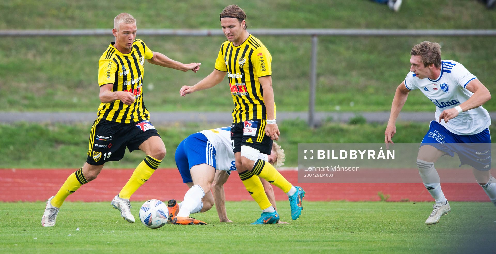 IFK Hässleholms Olle Kjellman Olblad och Isaac Holmberg I matchen i div. 2 mellanIFK Simrishamn och IFK Hässleholm i Simrishamn 29 juli 2023.