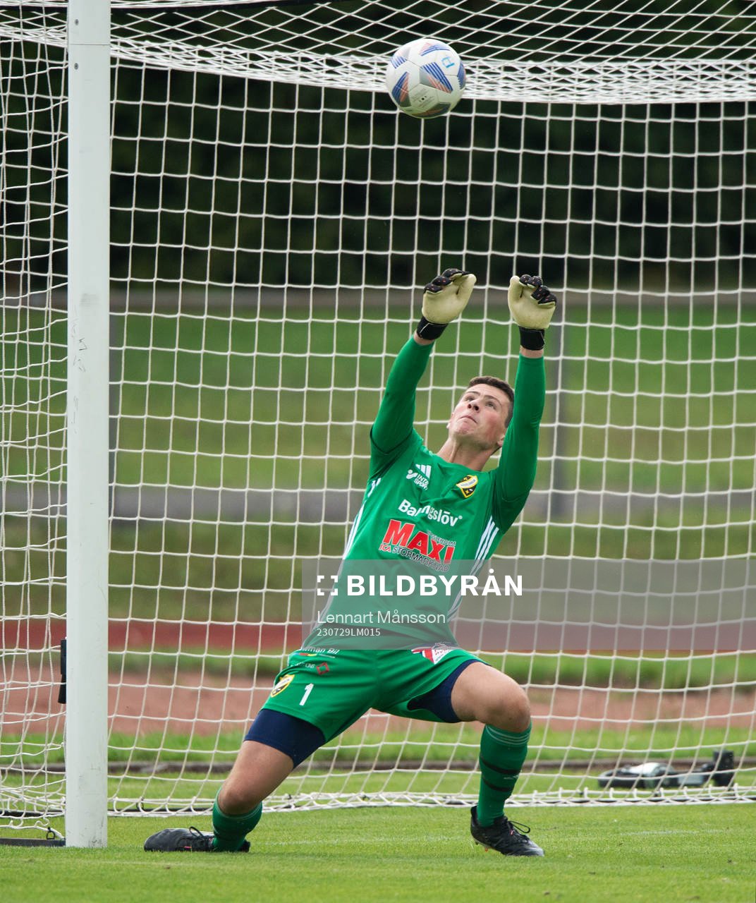 IFK Hässleholms målvakt Victor Stulic räddar I matchen i