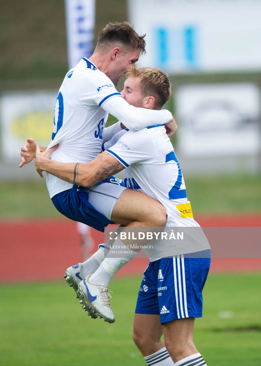 IFK Simrishamn har gjort 2-0 och jublar I matchen i div. 2