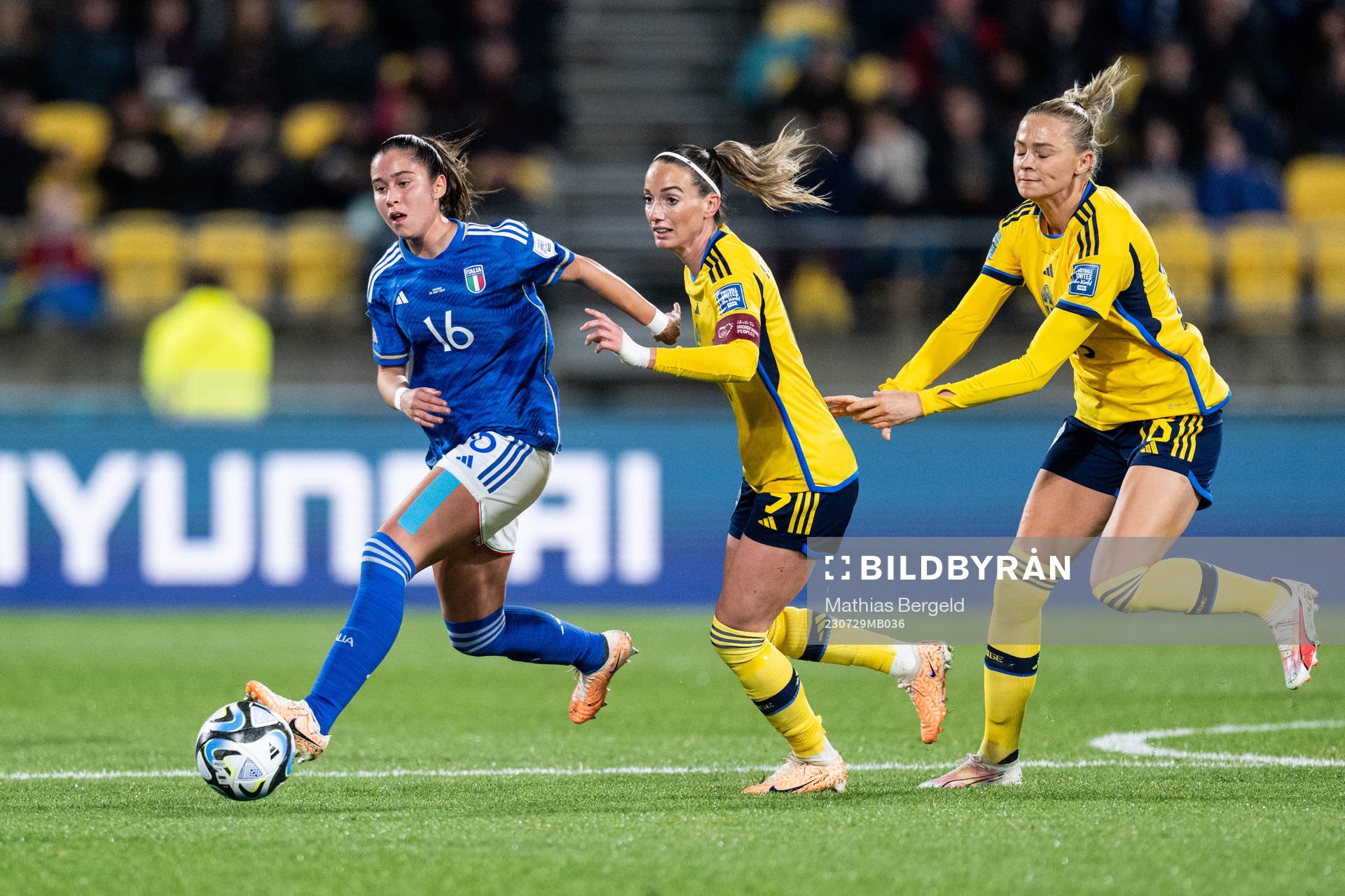 Giulia Dragoni of Italy against Kosovare Asllani and