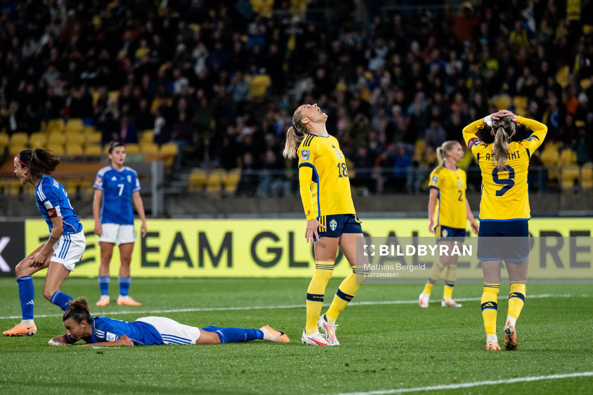 Fridolina Rolfö and Kosovare Asllani of Sweden look