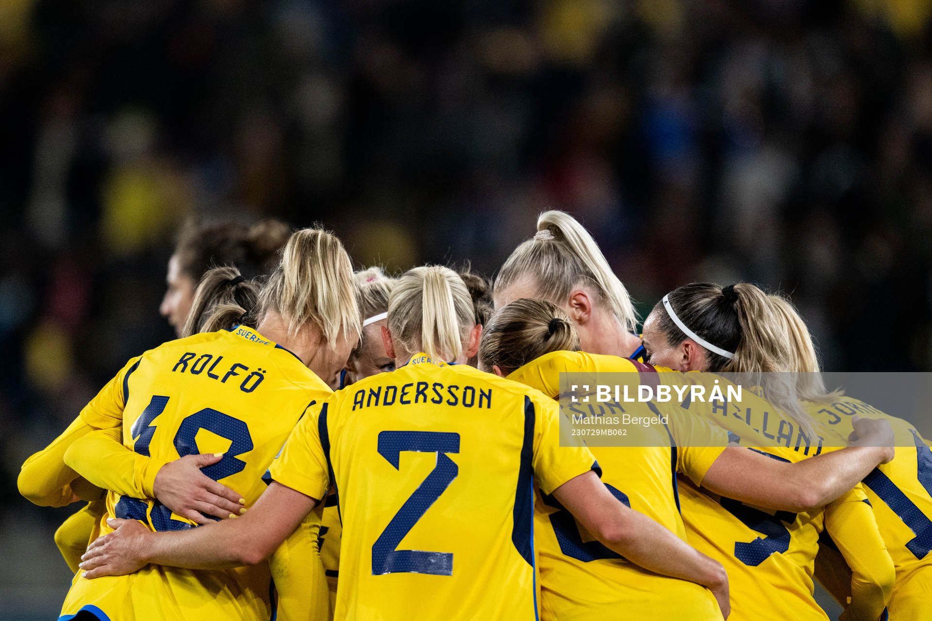 Players of Sweden celebrates