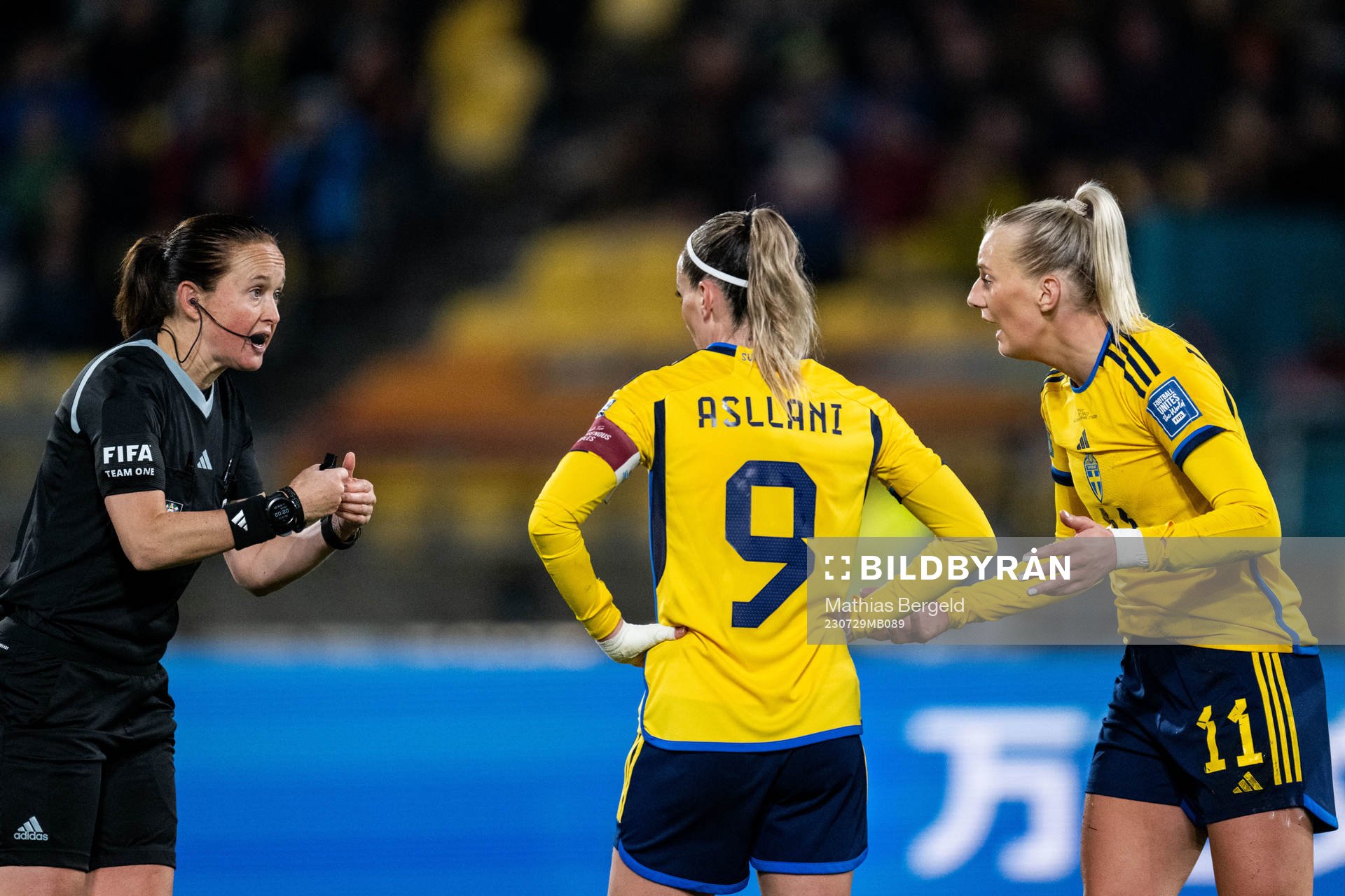 Referee Cheryl Foster in discussion with Kosovare Asllani