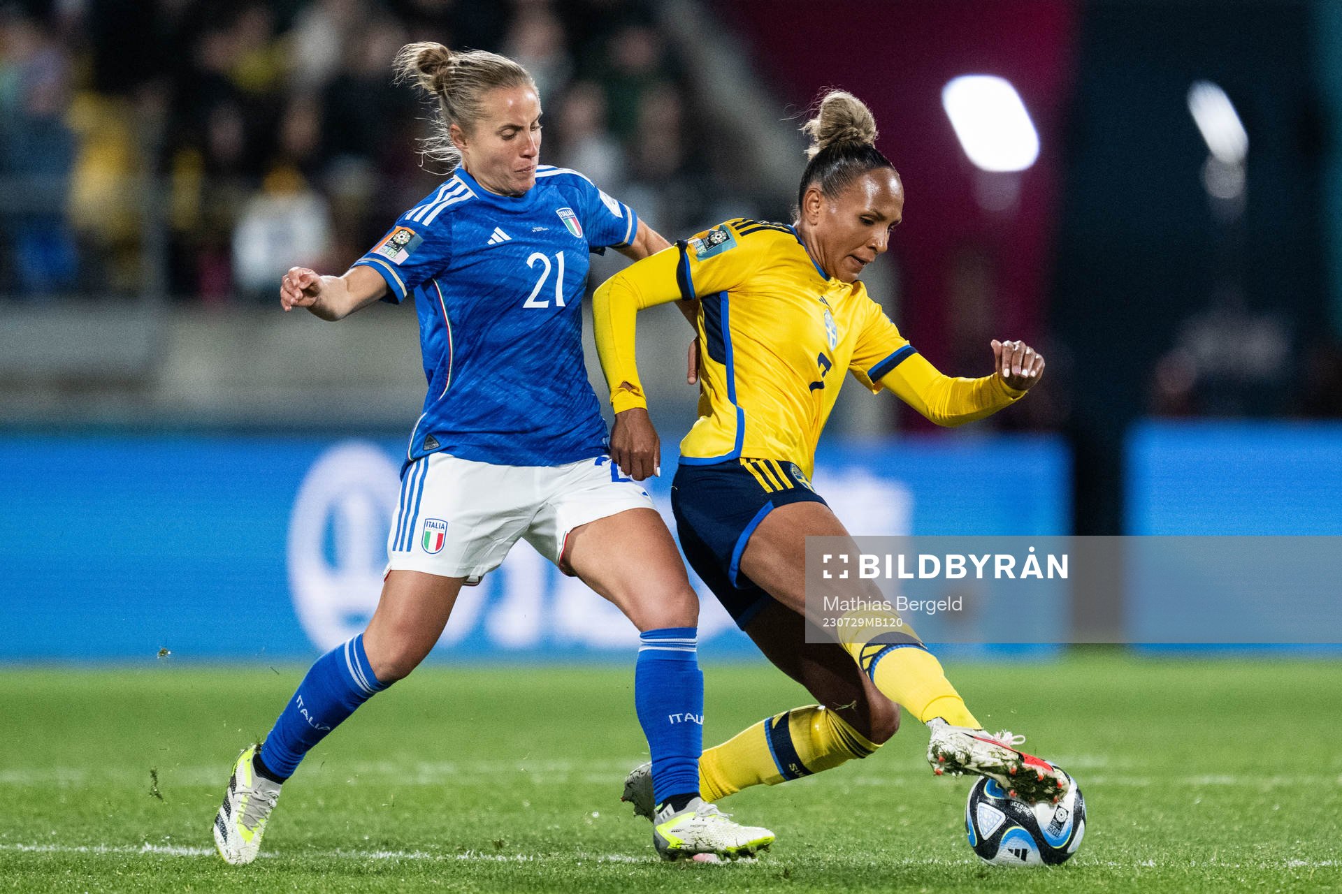 Valentina Cernoia of Italy and Madelen Janogy of Sweden during the FIFA Women's World Cup football match between Sweden and Italy on July 29, 2023 in Wellington.