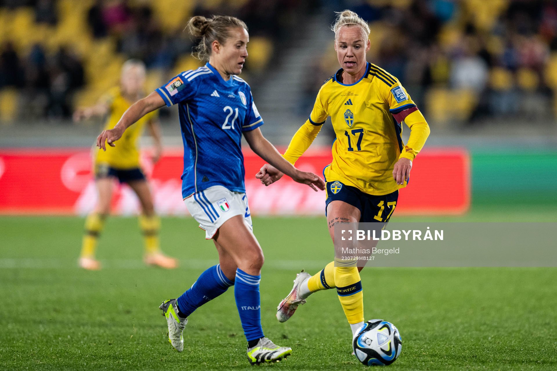 Valentina Cernoia of Italy and Caroline Seger of Sweden