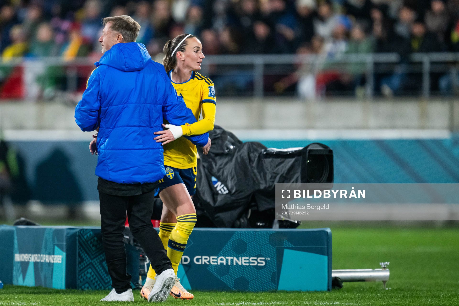 Head coach Peter Gerhardsson and Kosovare Asllani of Sweden