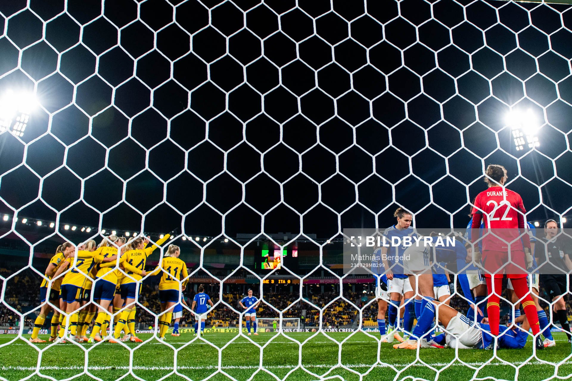 Players of Sweden celebrate with Amanda Ilestedt