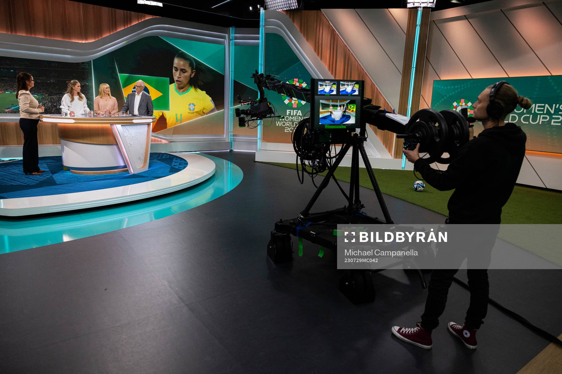 Suzanne Sjögren, Lisa Dahlkvist, Johanna Frisk, och Lars Lagerbäck under en VM-sändning i Viaplay:s studio den 29 juli 2023 i Stockholm. 