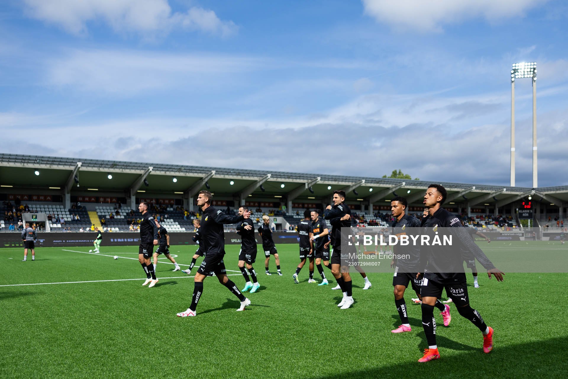 Häckens spelare värmer upp innan fotbollsmatchen i