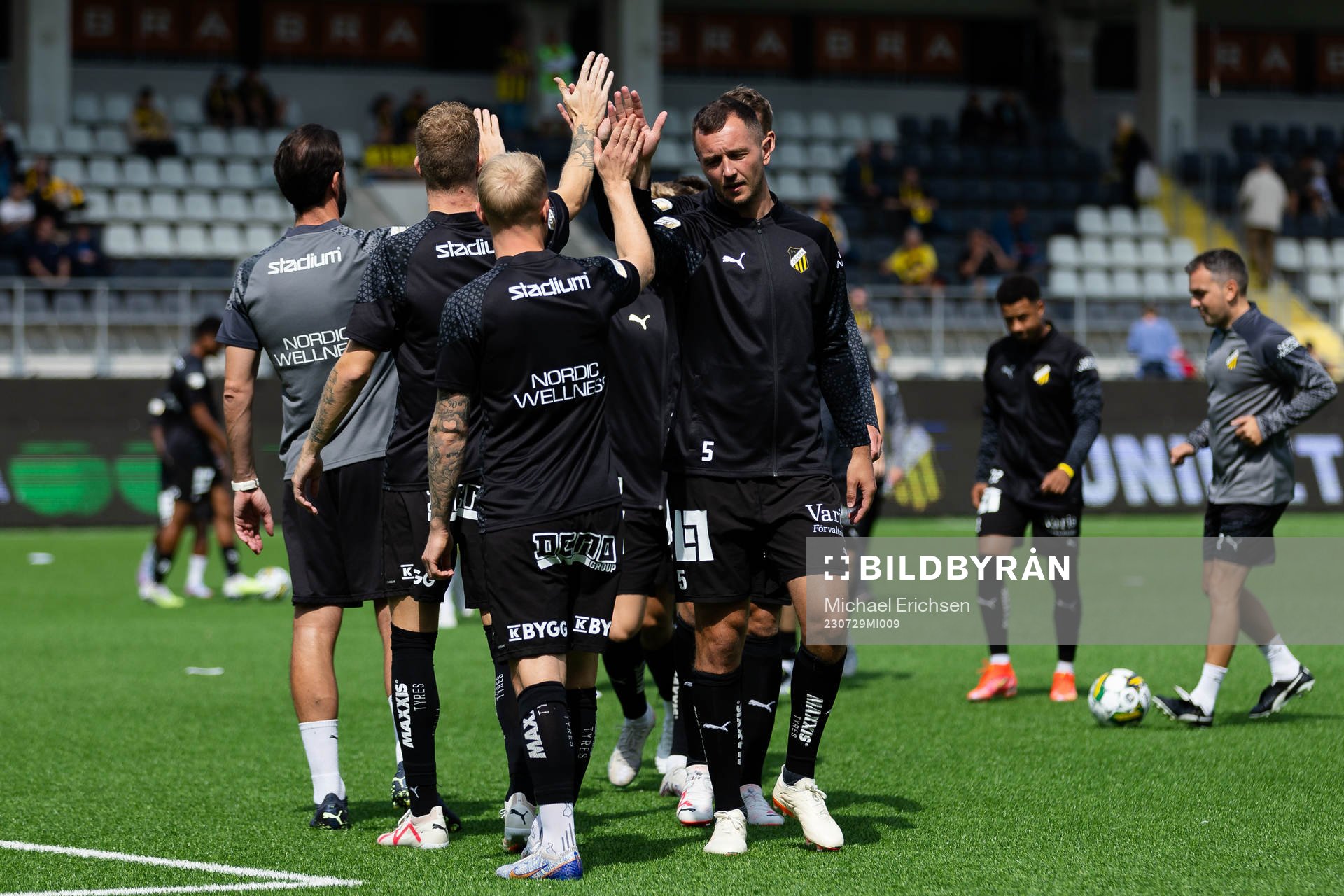 Häckens spelare värmer upp innan fotbollsmatchen i