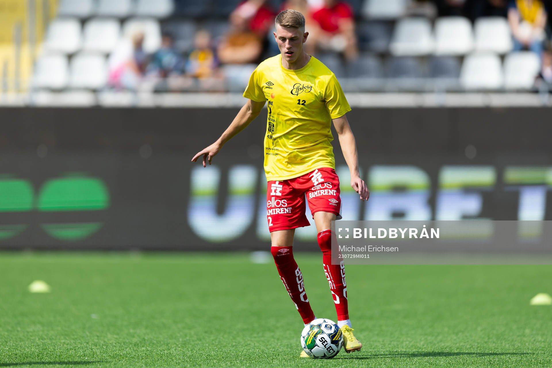 Elfsborgs Alexander Bernhardsson värmer upp innan