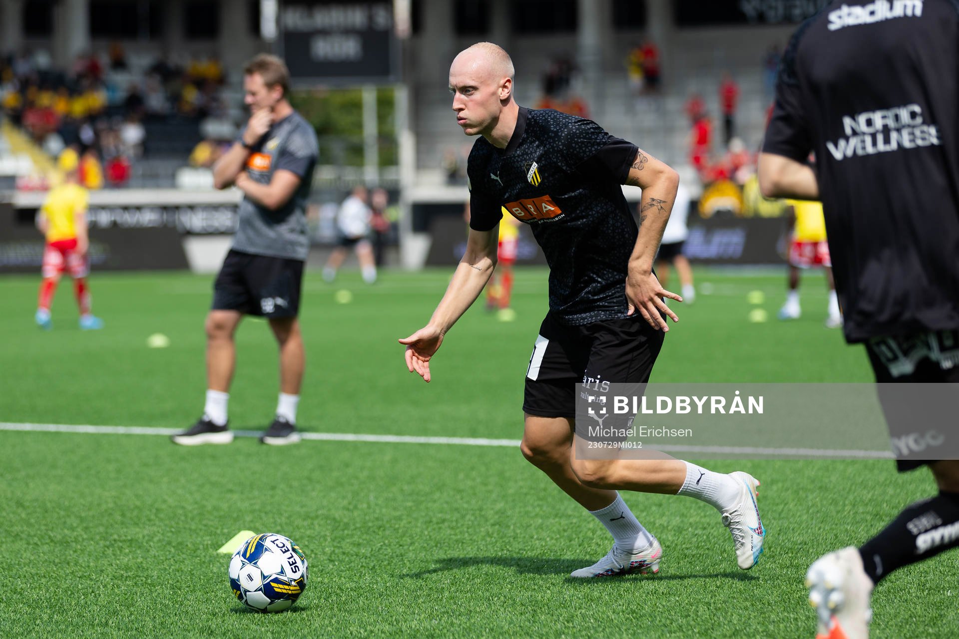 Häckens Valgeir Lunddal värmer upp innan fotbollsmatchen