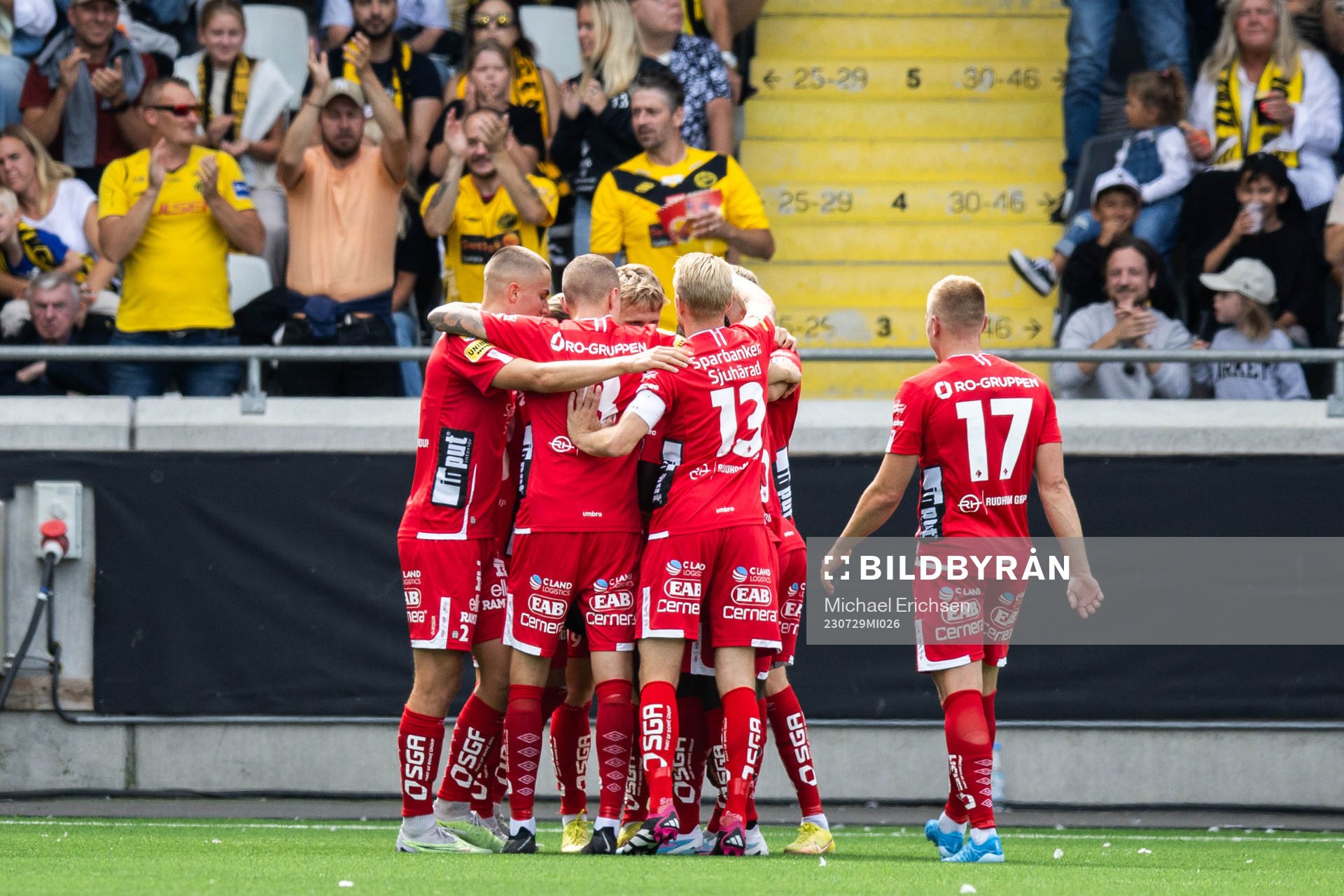 Elfsborgs Jeppe Møldrup Okkels jublar med lagkamrater