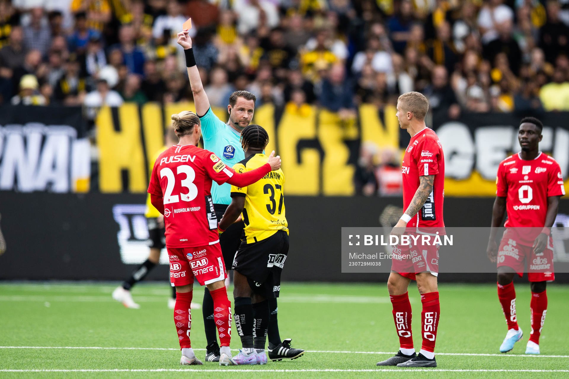 Häckens Ibrahim Sadiq tilldelas rött kort av Domare